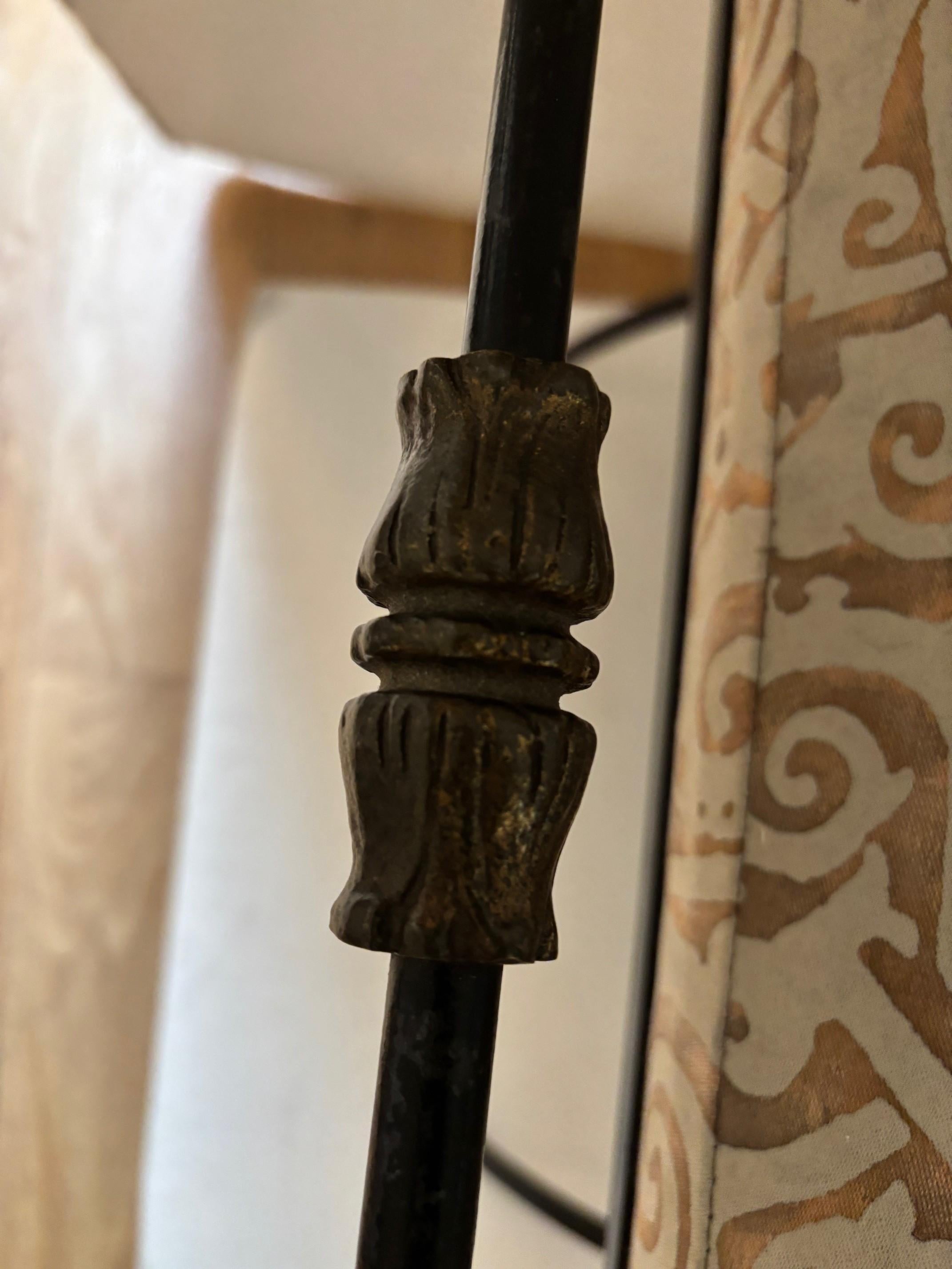 Banc unique en fer forgé à la main, détails en bronze moulé, tapissé de Fortuny en vente 2