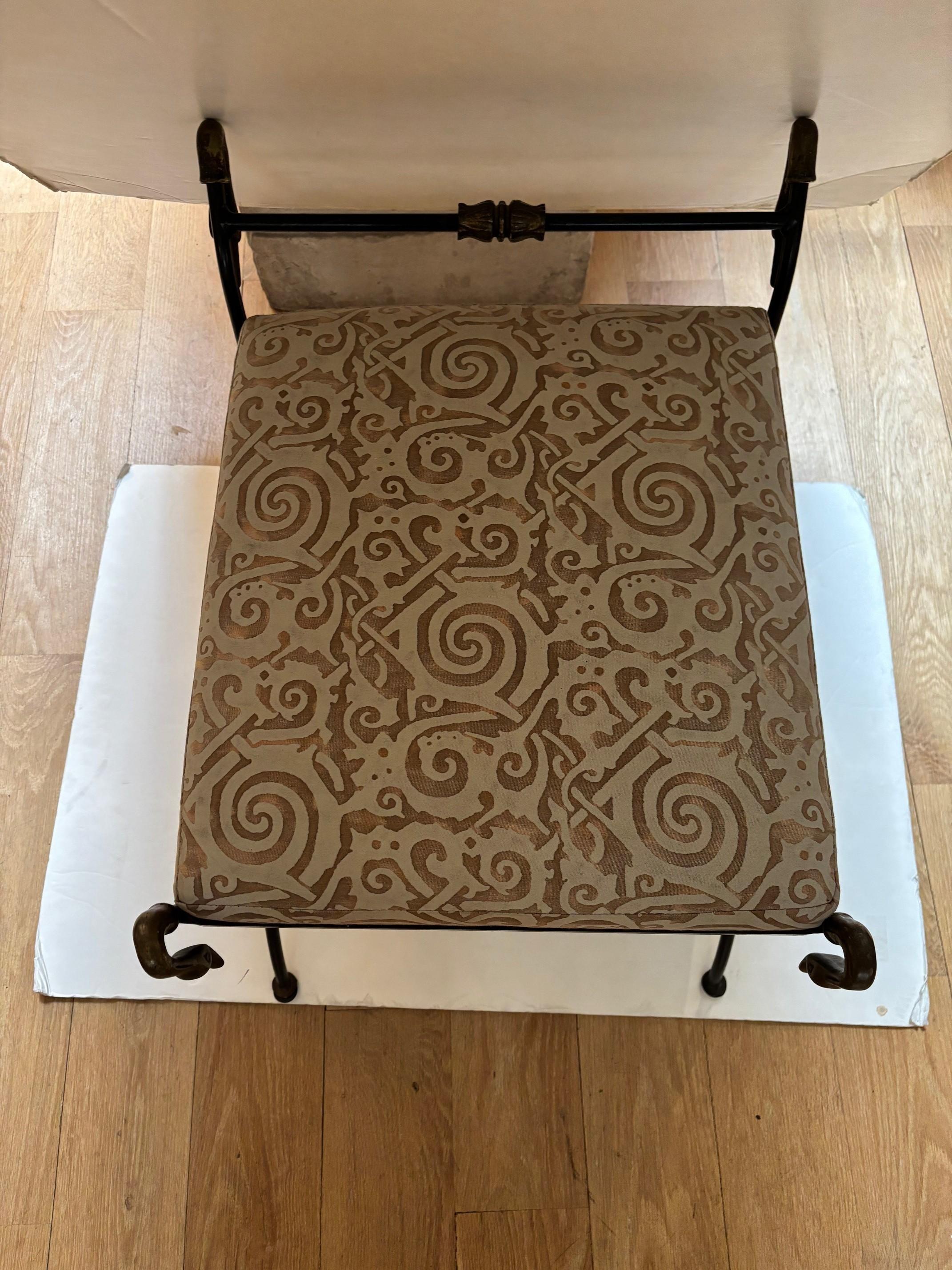 Banc unique en fer forgé à la main, détails en bronze moulé, tapissé de Fortuny en vente 3