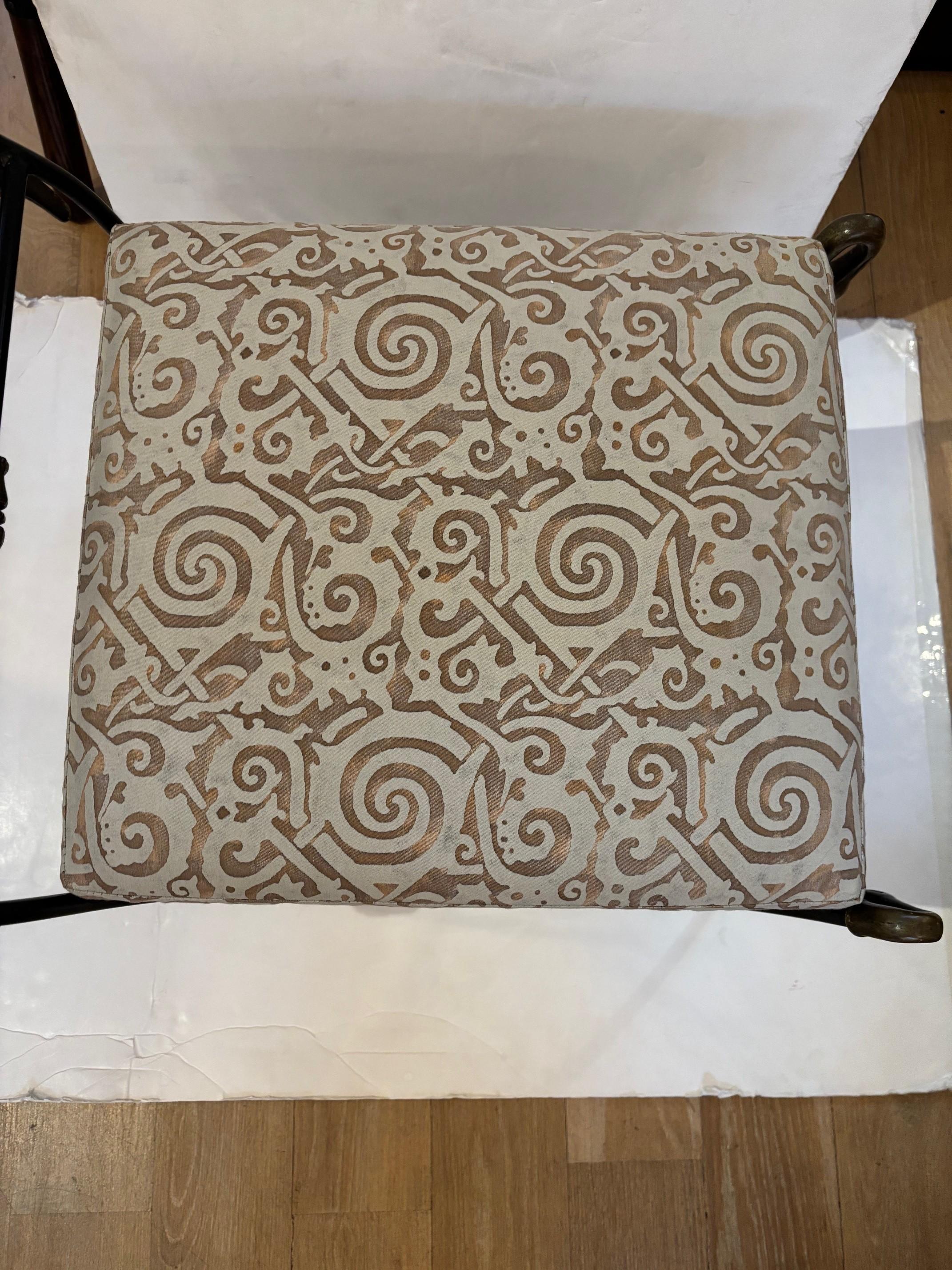 Banc unique en fer forgé à la main, détails en bronze moulé, tapissé de Fortuny en vente 4