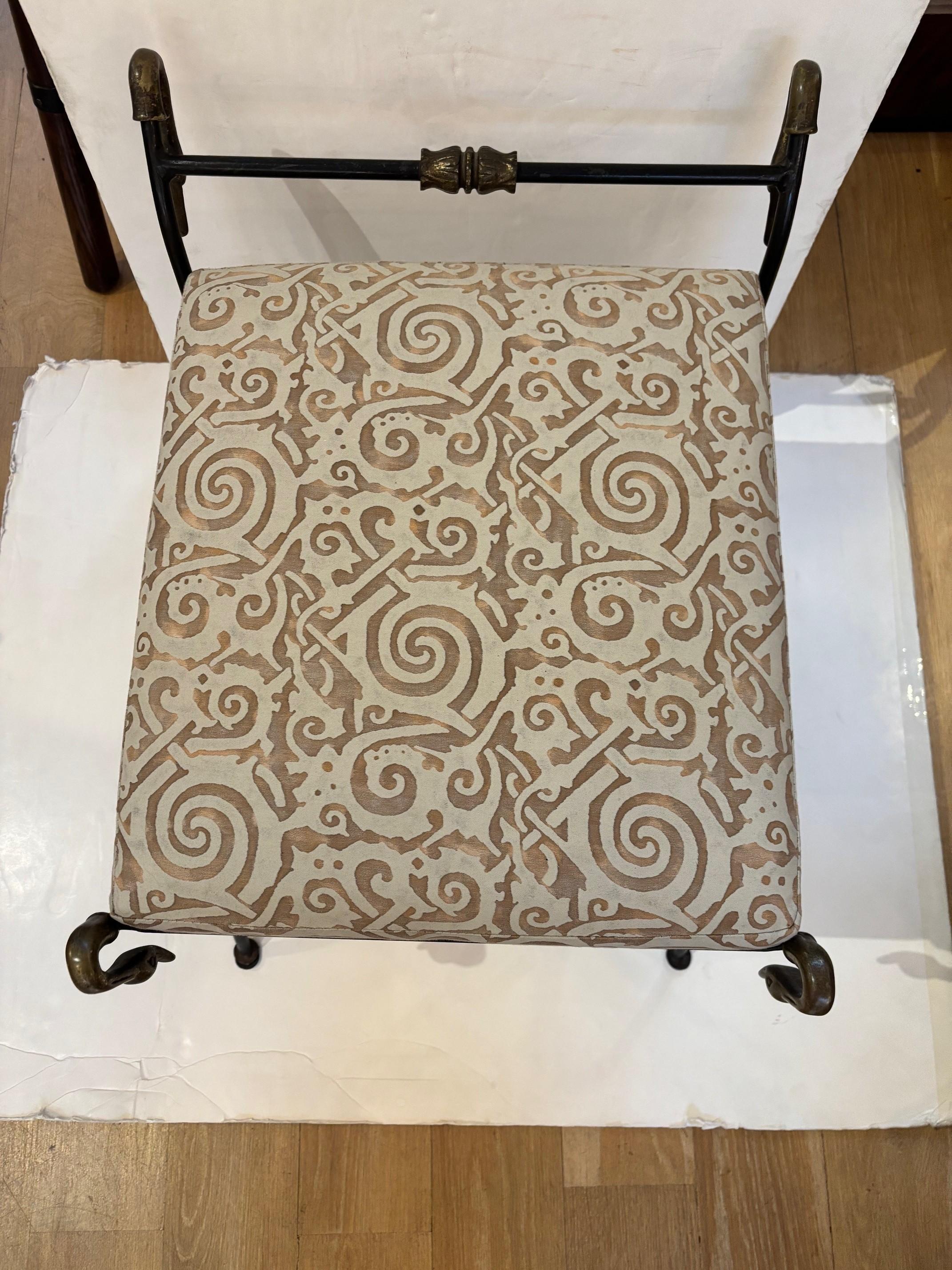 Banc unique en fer forgé à la main, détails en bronze moulé, tapissé de Fortuny en vente 5