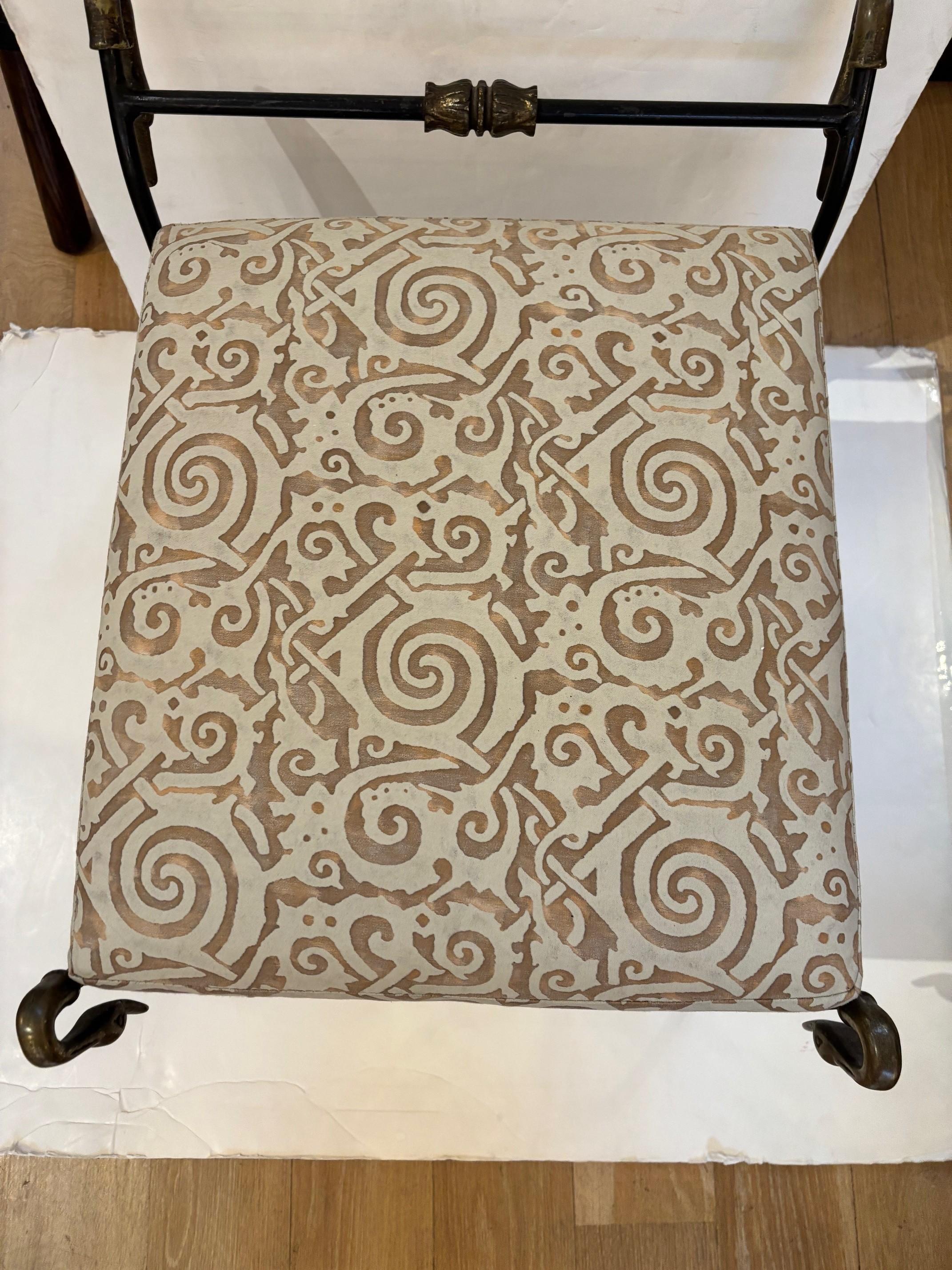 Banc unique en fer forgé à la main, détails en bronze moulé, tapissé de Fortuny en vente 6