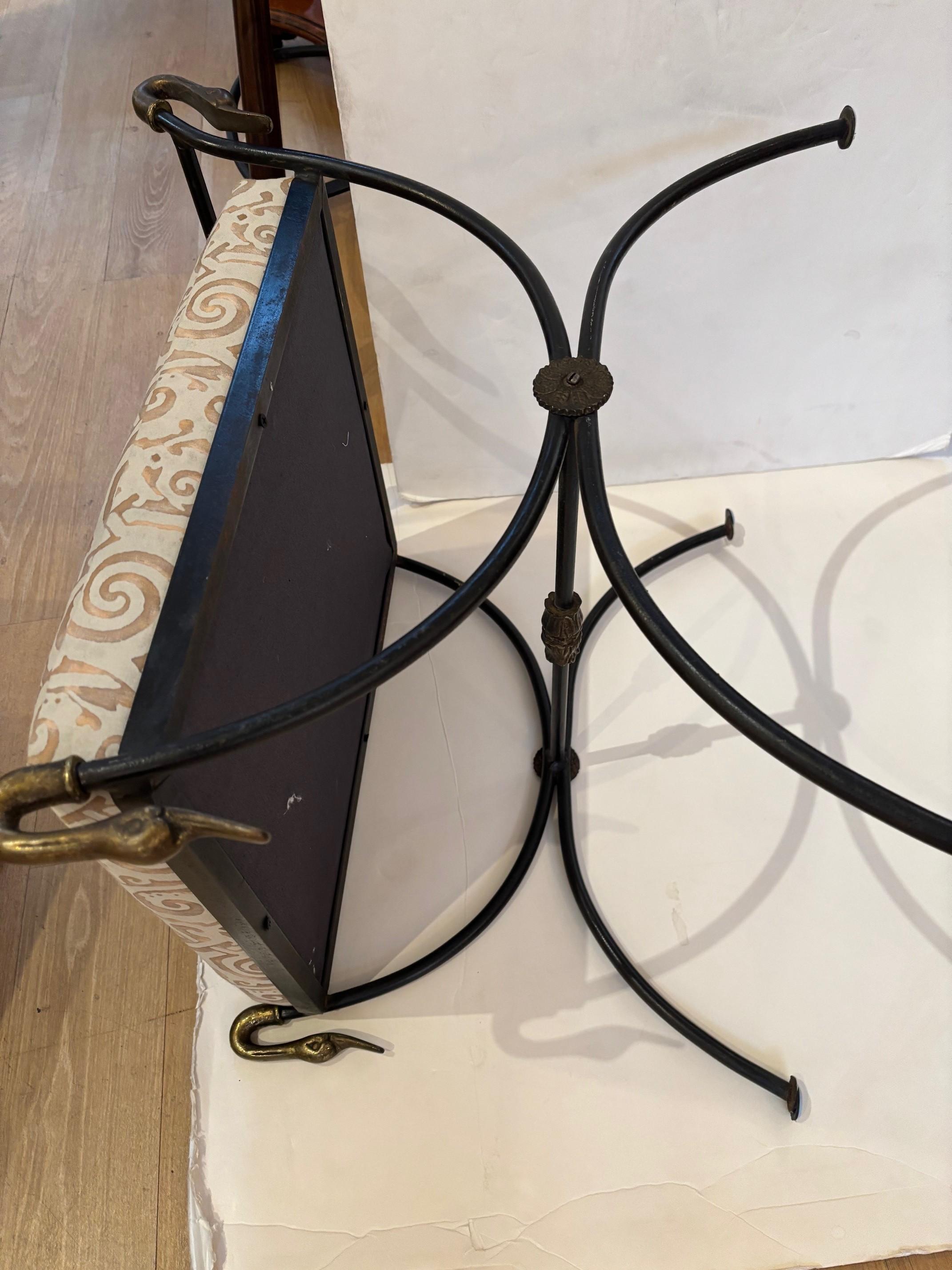 Banc unique en fer forgé à la main, détails en bronze moulé, tapissé de Fortuny en vente 9