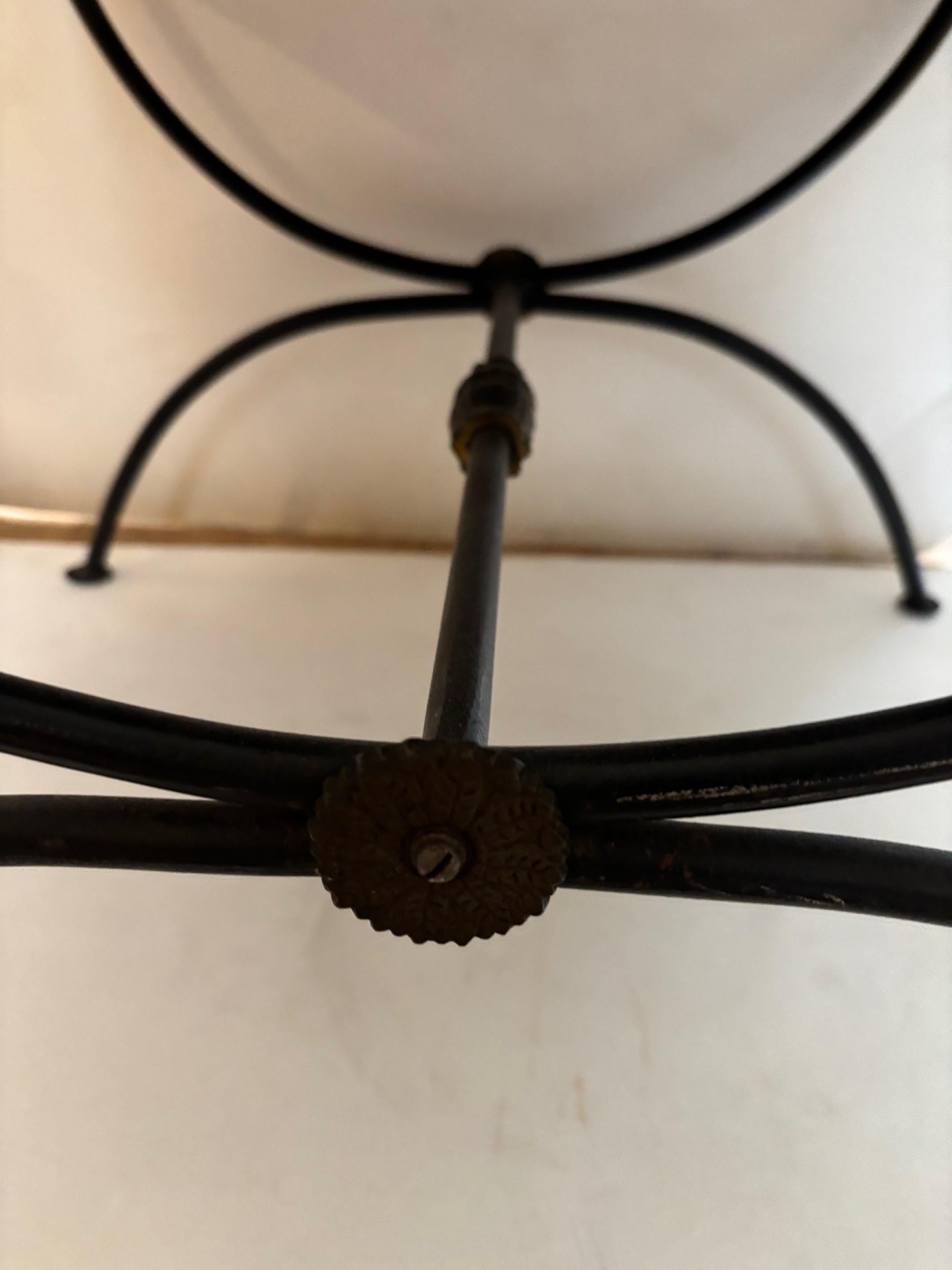 20ième siècle Banc unique en fer forgé à la main, détails en bronze moulé, tapissé de Fortuny en vente