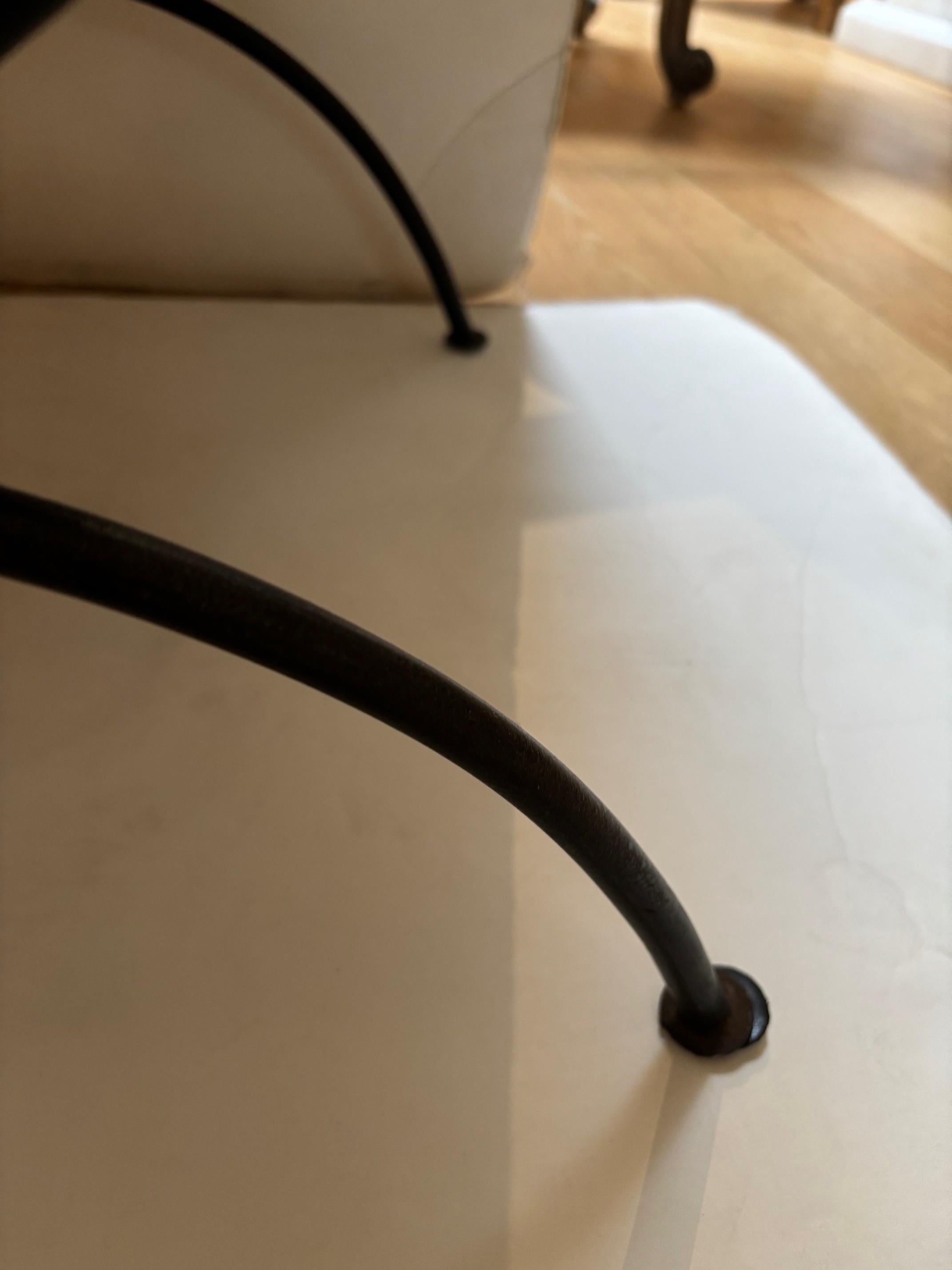 Bronze Banc unique en fer forgé à la main, détails en bronze moulé, tapissé de Fortuny en vente