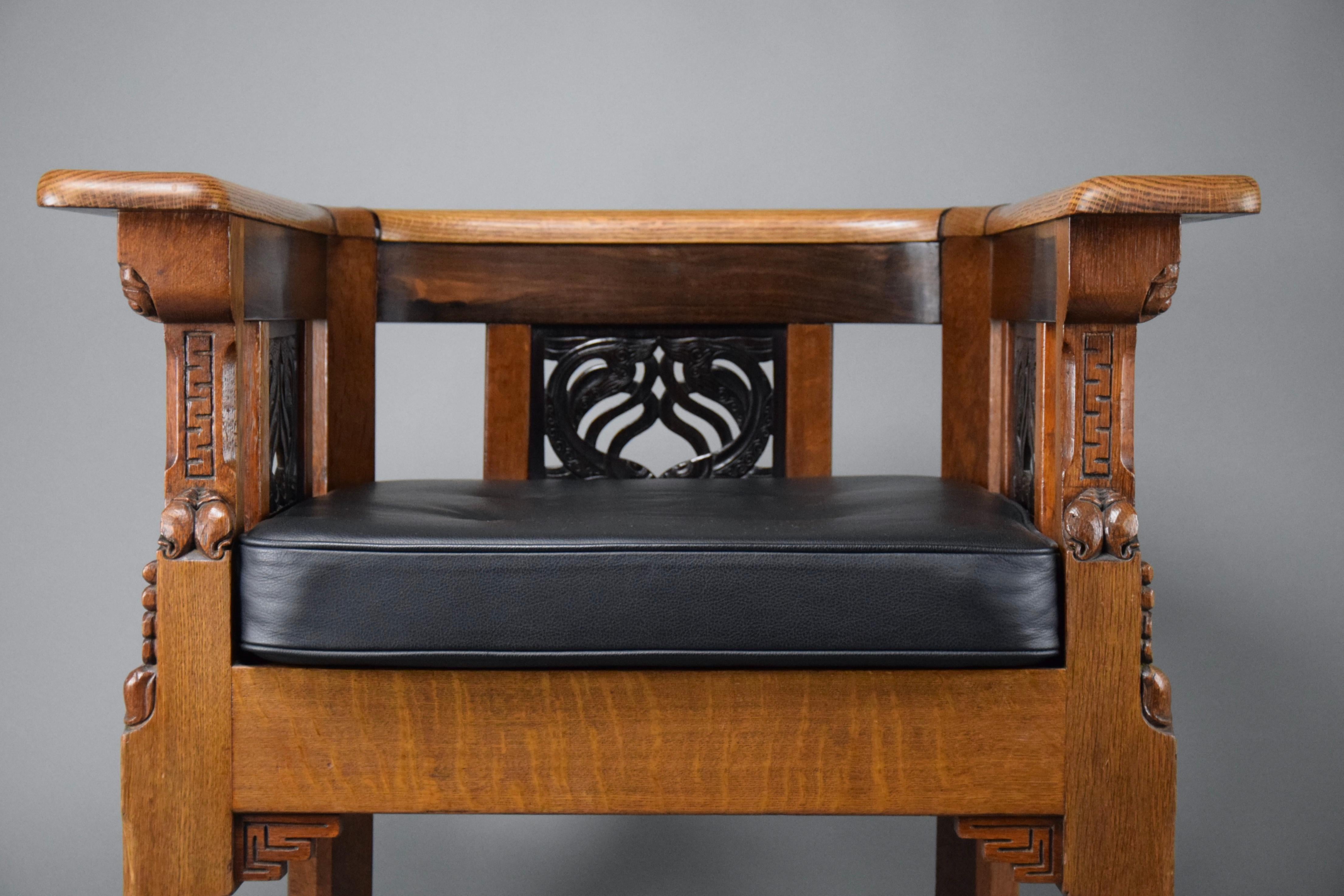Voici un chef-d'œuvre d'Elegance Art Déco : Le fauteuil Lion Cachet en bois de chêne et de jatoba fabriqué à la main, unique en son genre !

Préparez-vous à être captivé par une véritable œuvre d'art qui transcende le simple mobilier. Ce fauteuil en