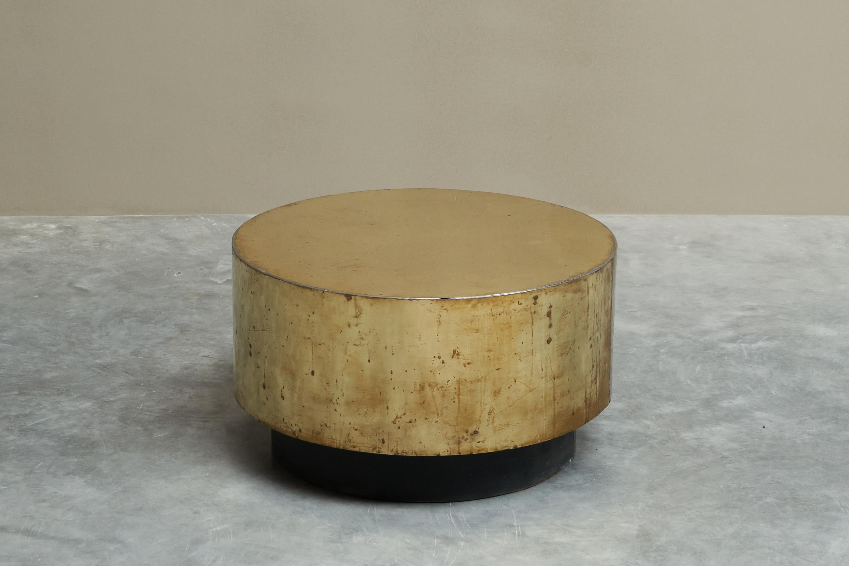 Mesa de centro única Hand Made de latón patinado, Europa, años 70.

Se trata de una mesa de centro -o auxiliar- realmente única, de latón maravillosamente patinado. 

Un gran diseño, muy atemporal y elegante. Buenas proporciones y tamaño - quedaría