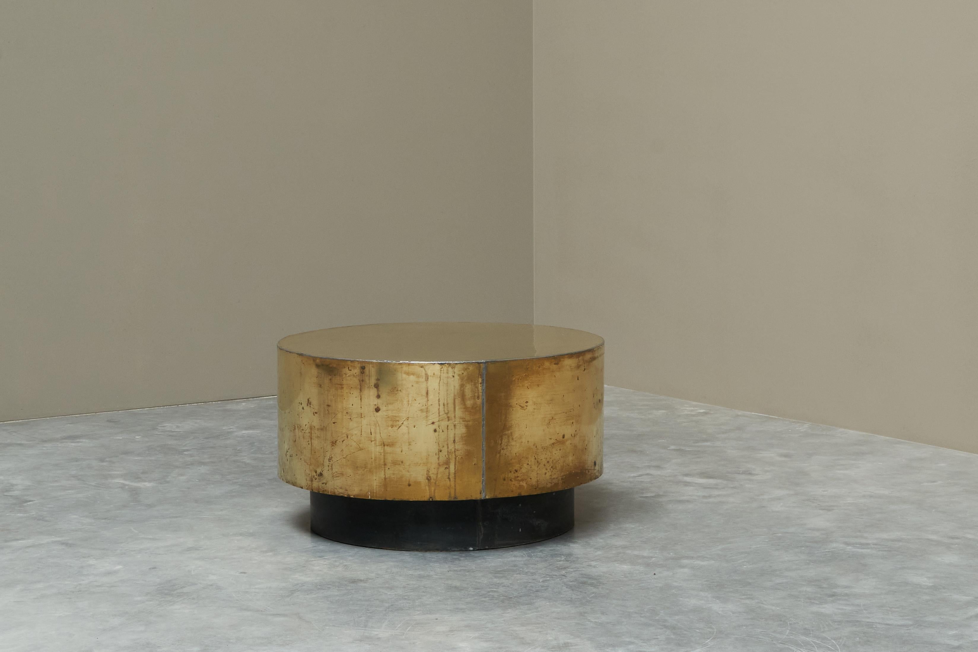 Mesa de centro única Hand Made de latón patinado años 70 Europeo en venta