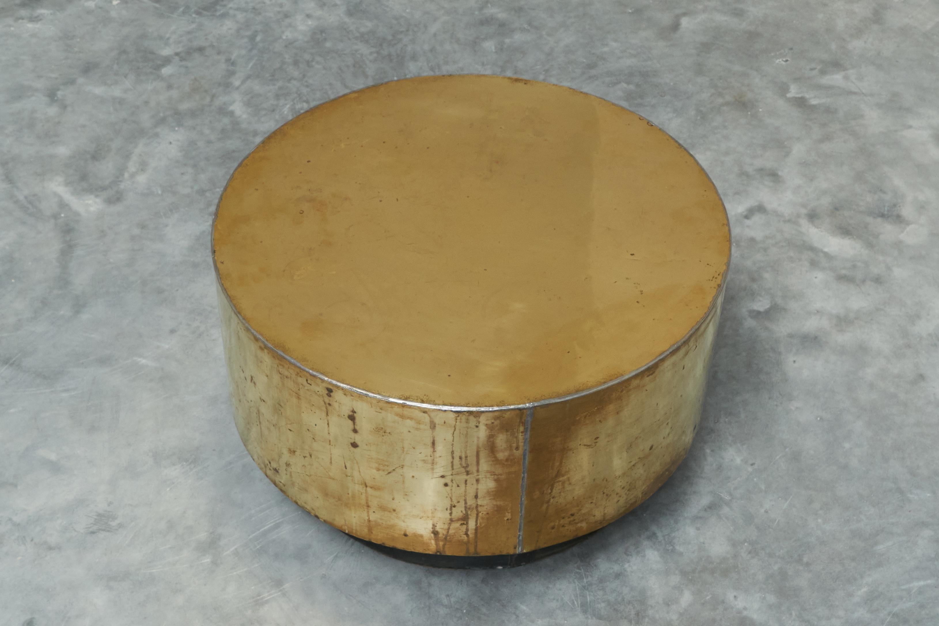 Mesa de centro única Hand Made de latón patinado años 70 Hecho a mano en venta