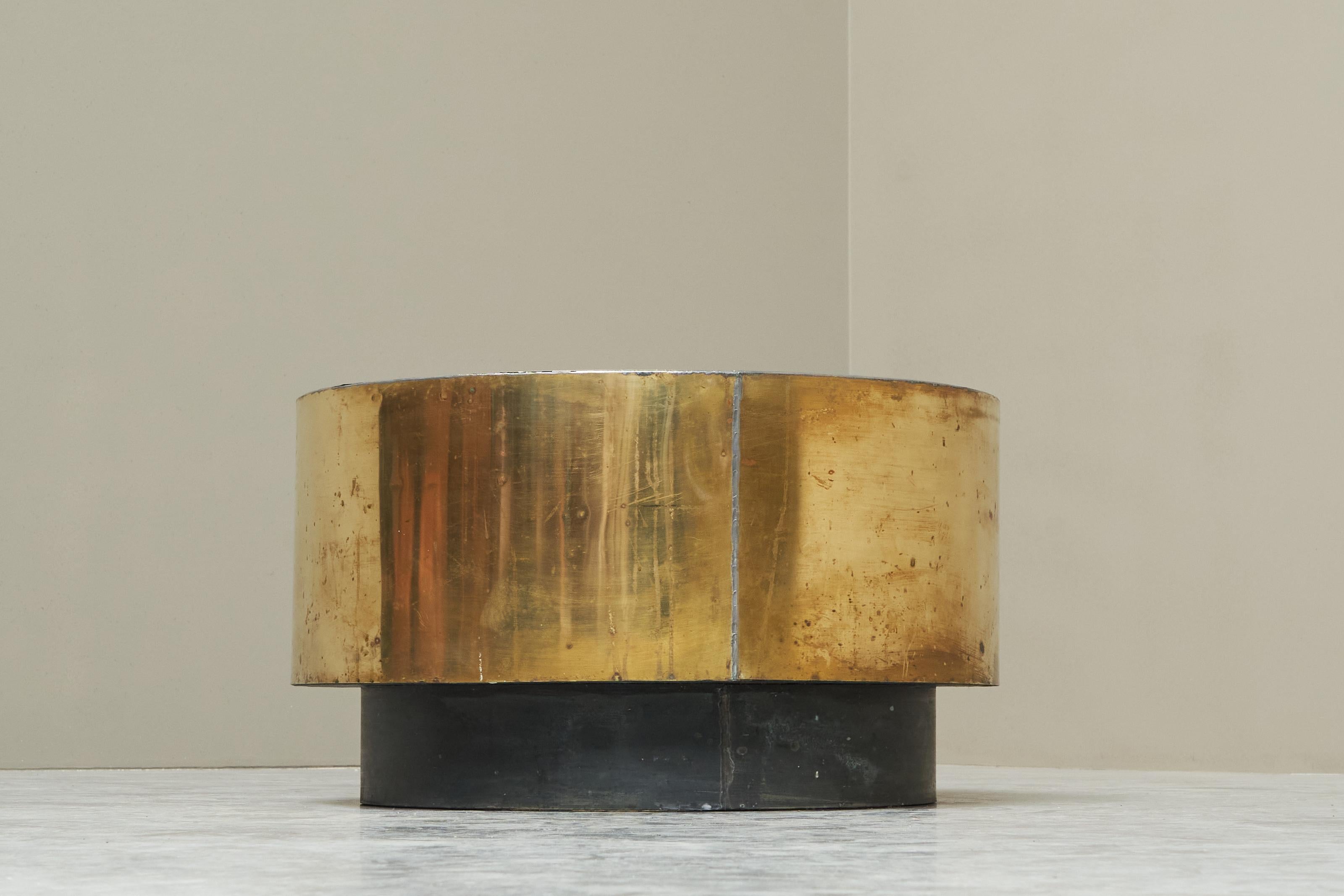 Mesa de centro única Hand Made de latón patinado años 70 en venta 1