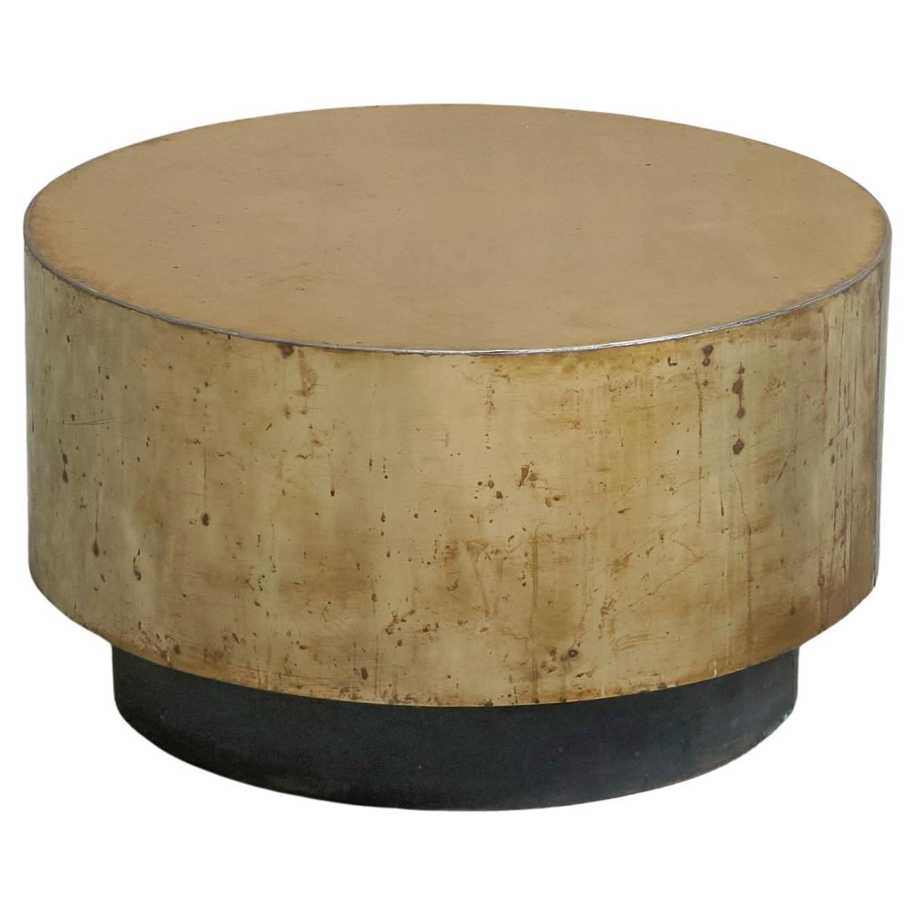 Mesa de centro única Hand Made de latón patinado años 70 en venta