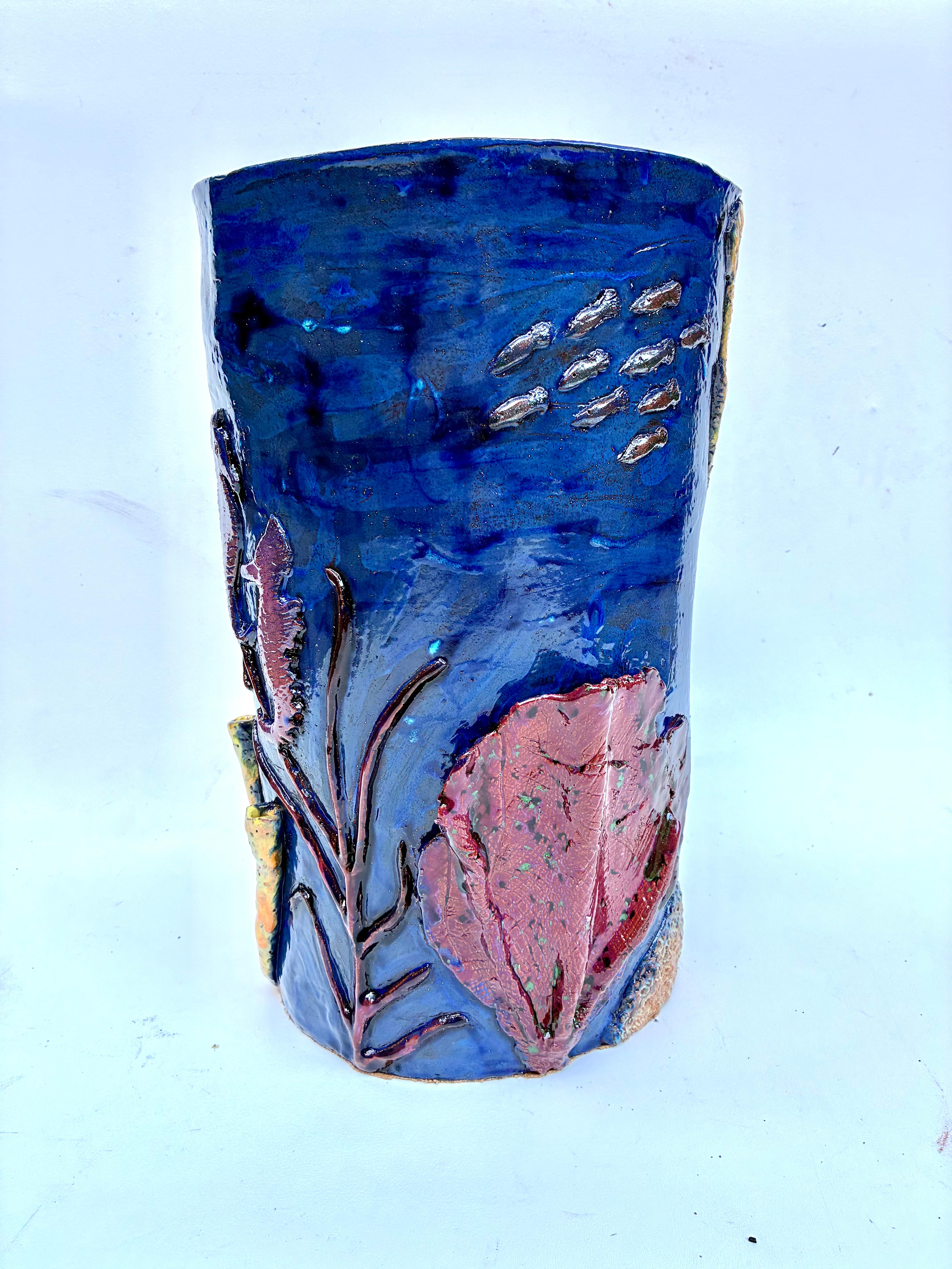 Unique Hand Made Sculptural Glazed Ceramic Umbrella Stand by Rexx Fischer 2025 (en anglais)

Nous proposons à la vente un porte-parapluie en céramique fait à la main, signé et daté de 2025 par Rexx Fischer. Ce porte-parapluie coloré a été inspiré