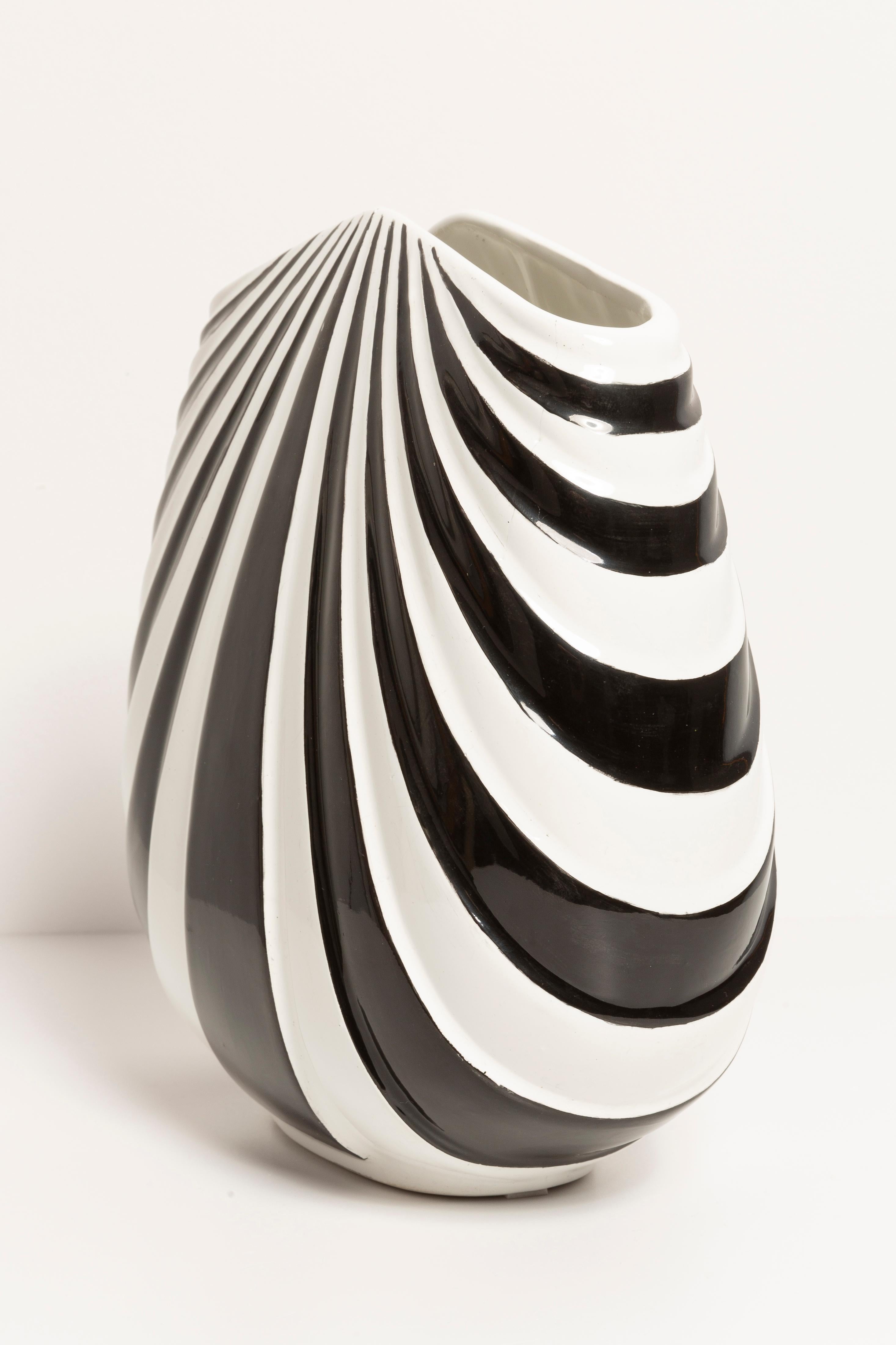 Unique Hand Painted Black and White Vase, 20th Century, Europe, 2000s For Sale 4