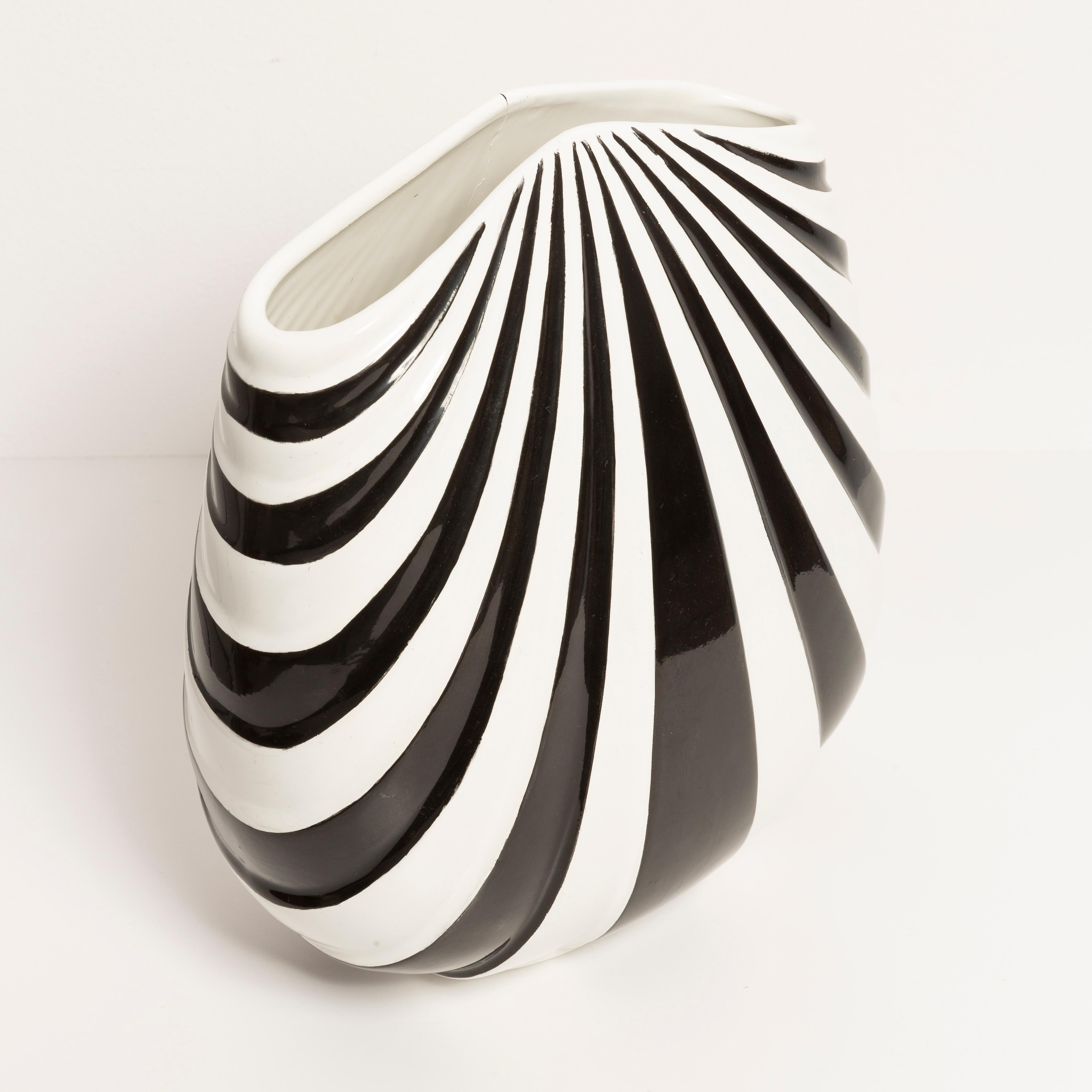 Einzigartige handbemalte Vase in perfektem Zustand. Die Vase sieht aus, als wäre sie gerade erst aus der Schachtel genommen worden. Keine Zacken, Mängel usw. Nur ein einziges Stück. Handbemalt in Frankreich.



