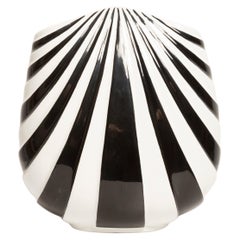 Vase unique peint à la main en noir et blanc, 20ème siècle, Europe, années 2000