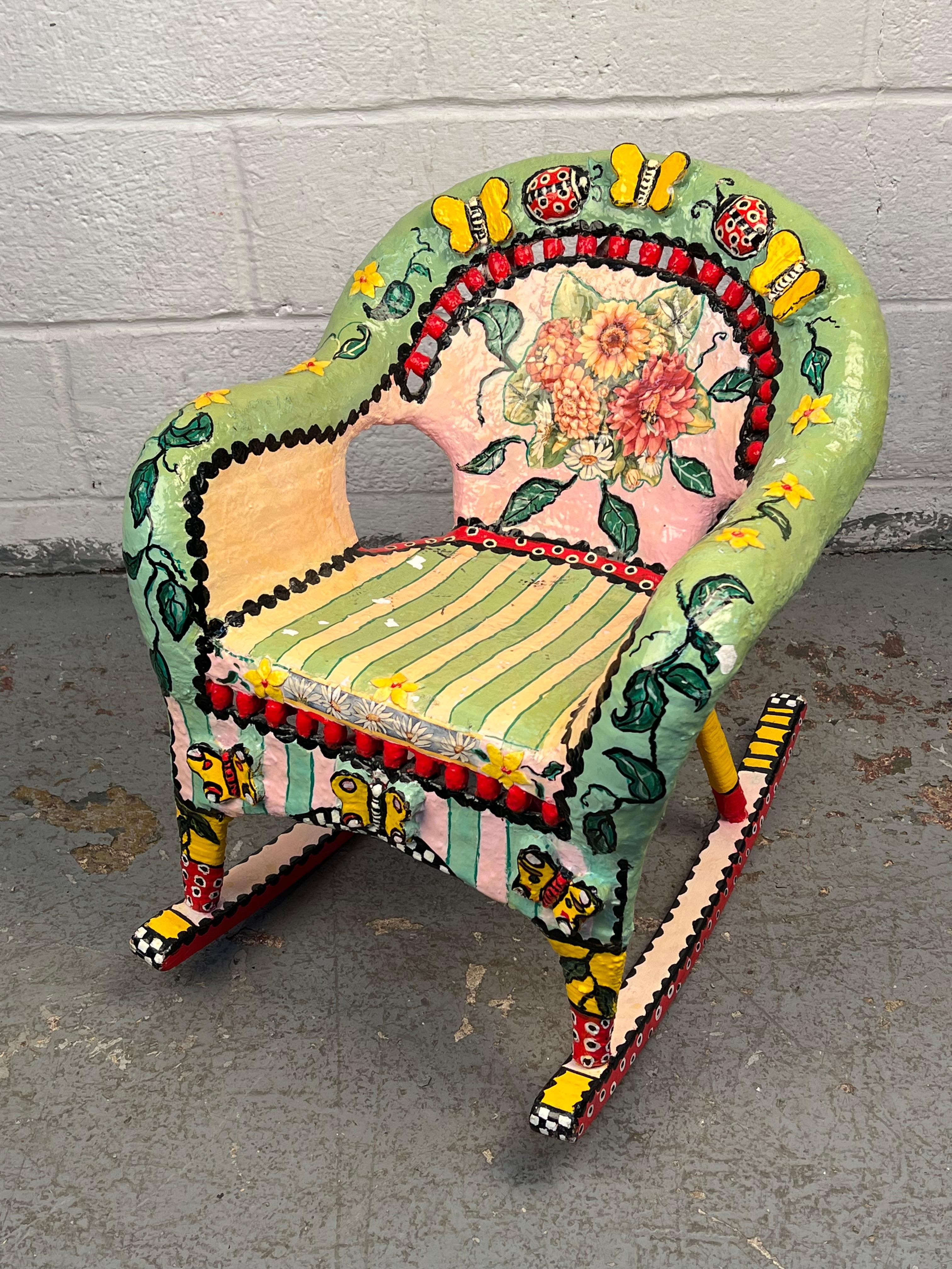 Ce magnifique fauteuil à bascule, unique en son genre, fera le bonheur de tous les enfants. Il s'agit d'une pièce très unique, avec une texture satisfaisante et des papillons, des chenilles et des combinaisons de couleurs uniques qui attirent
