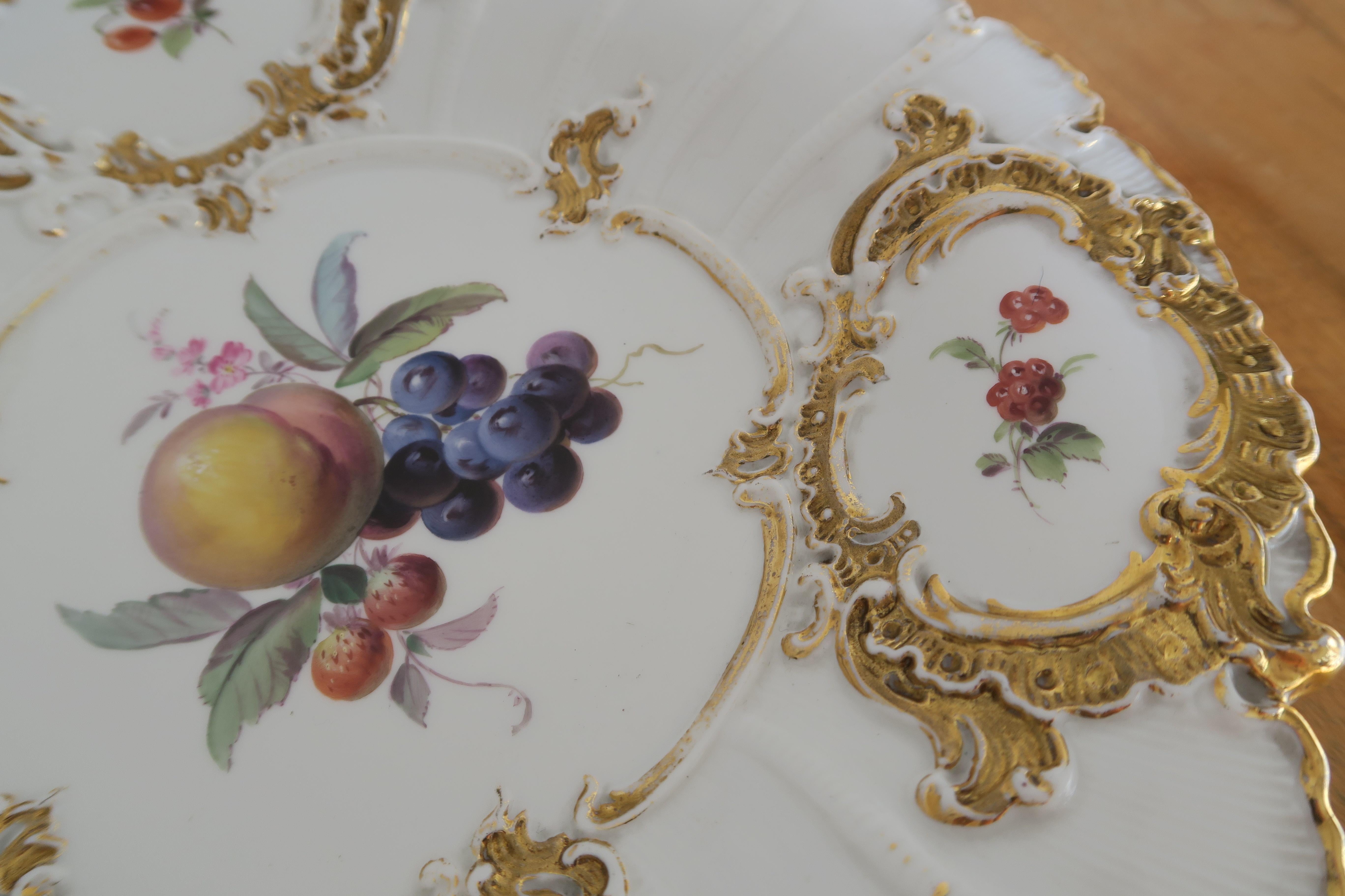 Original fruit bowl/serving bowl by porcelain manufacturer Meissen featuring beautiful hand painted fruit and ornaments. First quality. Gilded rim slightly rubbed off. No chips, dents or scratches.

Measures: Diameter 38.3 cm.
Hight 4.7 cm.