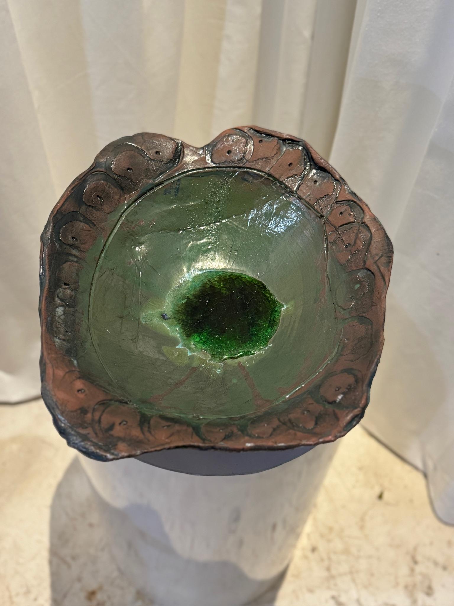 Cuenco de cerámica artesanal único con esmalte verde y borde orgánico escultural Moderno de mediados de siglo en venta