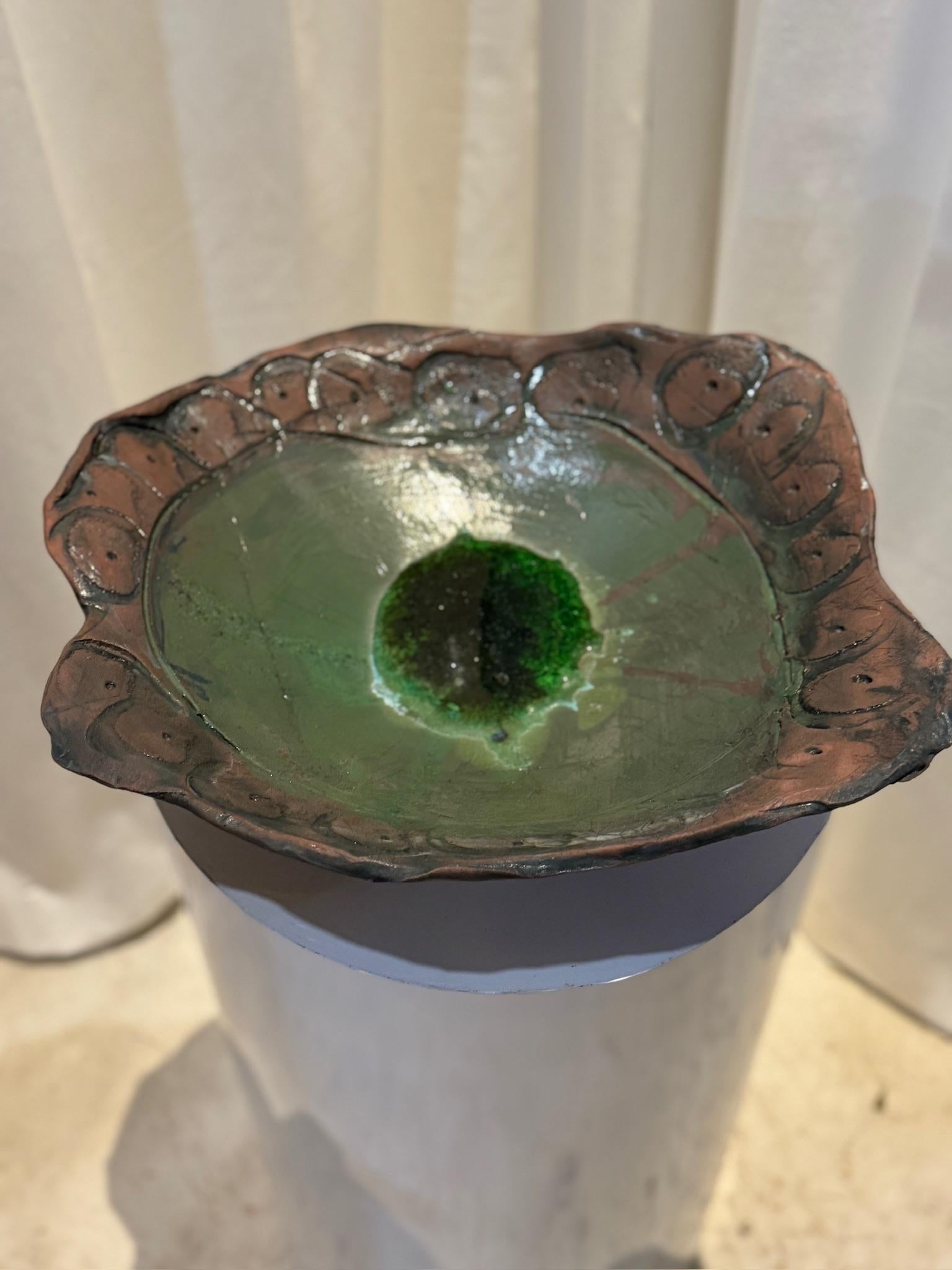 Cuenco de cerámica artesanal único con esmalte verde y borde orgánico escultural Estadounidense en venta