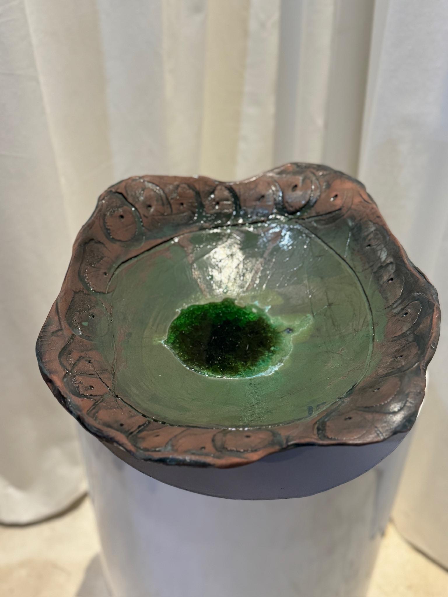 Cuenco de cerámica artesanal único con esmalte verde y borde orgánico escultural Glaseado en venta