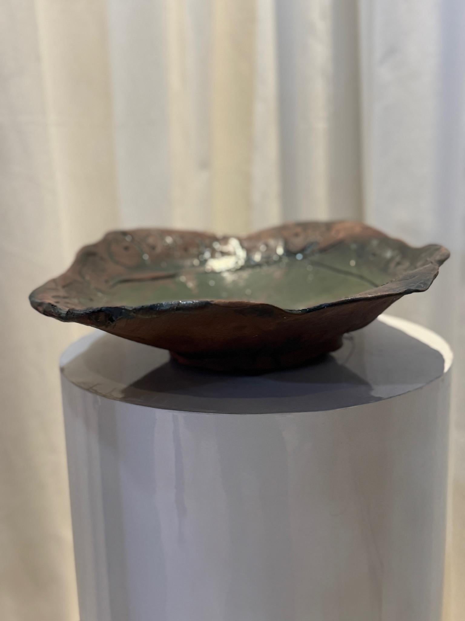 Cuenco de cerámica artesanal único con esmalte verde y borde orgánico escultural en Bueno estado para la venta en West Hollywood, CA