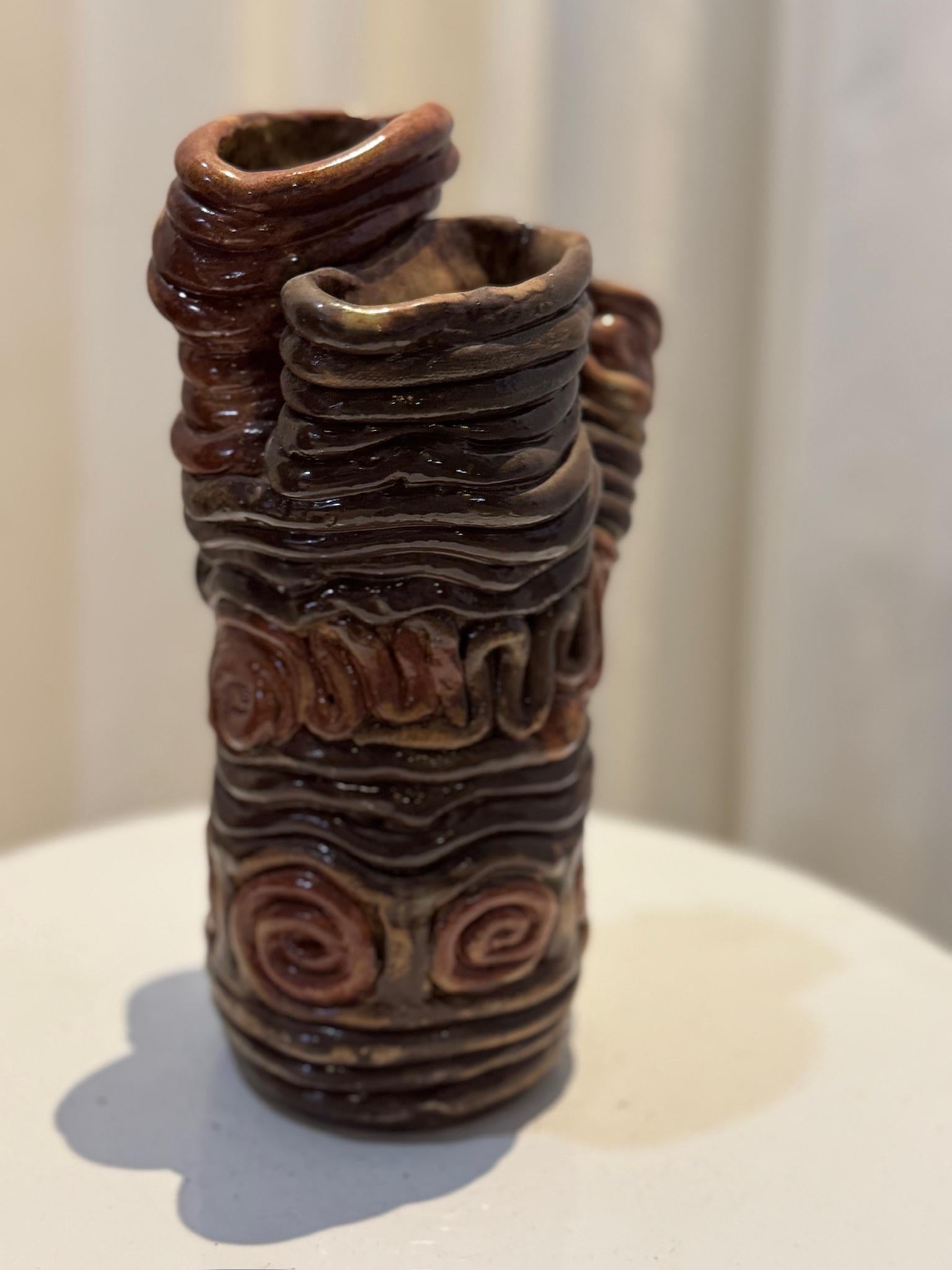 Moderno Vaso scultoreo a vortice in argilla, unico nel suo genere e realizzato a mano, con quattro aperture in vendita