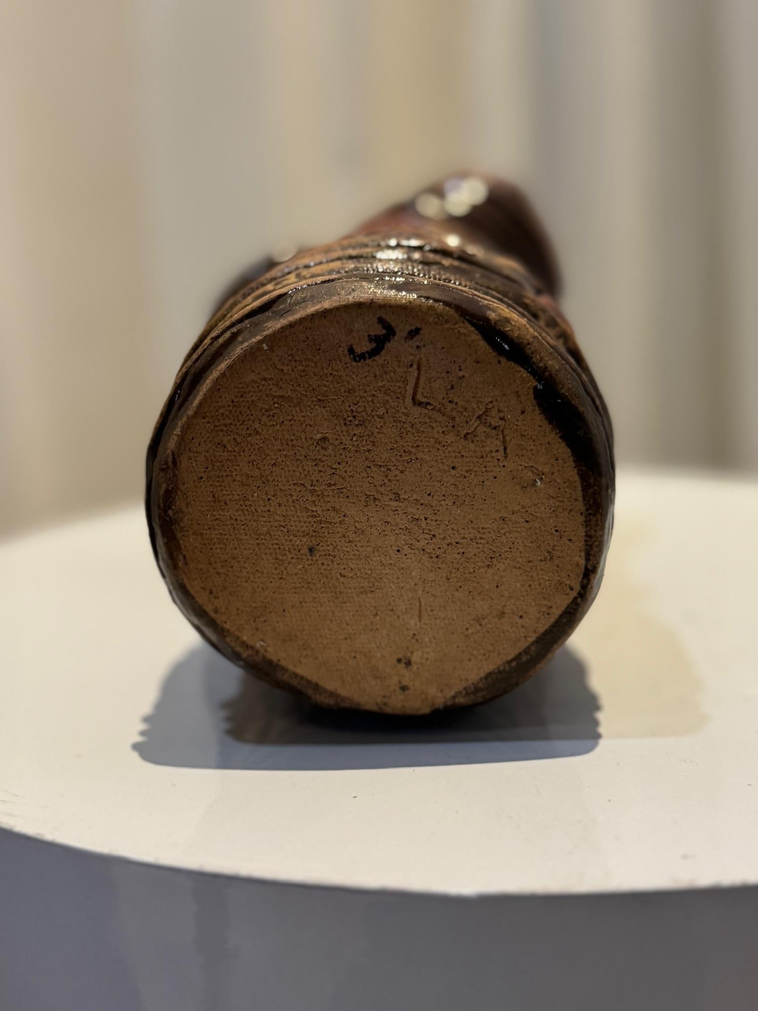 Vaso scultoreo a vortice in argilla, unico nel suo genere e realizzato a mano, con quattro aperture In condizioni buone in vendita a West Hollywood, CA