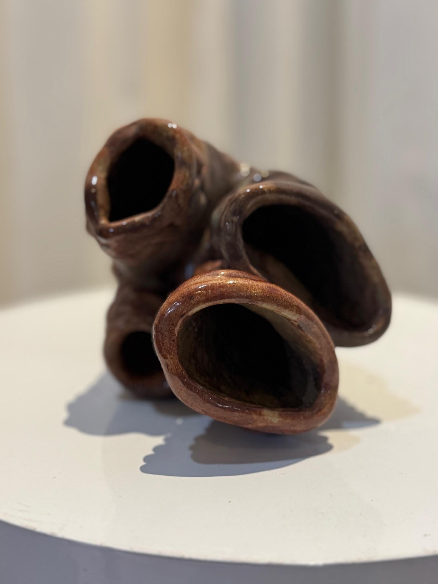 XX secolo Vaso scultoreo a vortice in argilla, unico nel suo genere e realizzato a mano, con quattro aperture in vendita