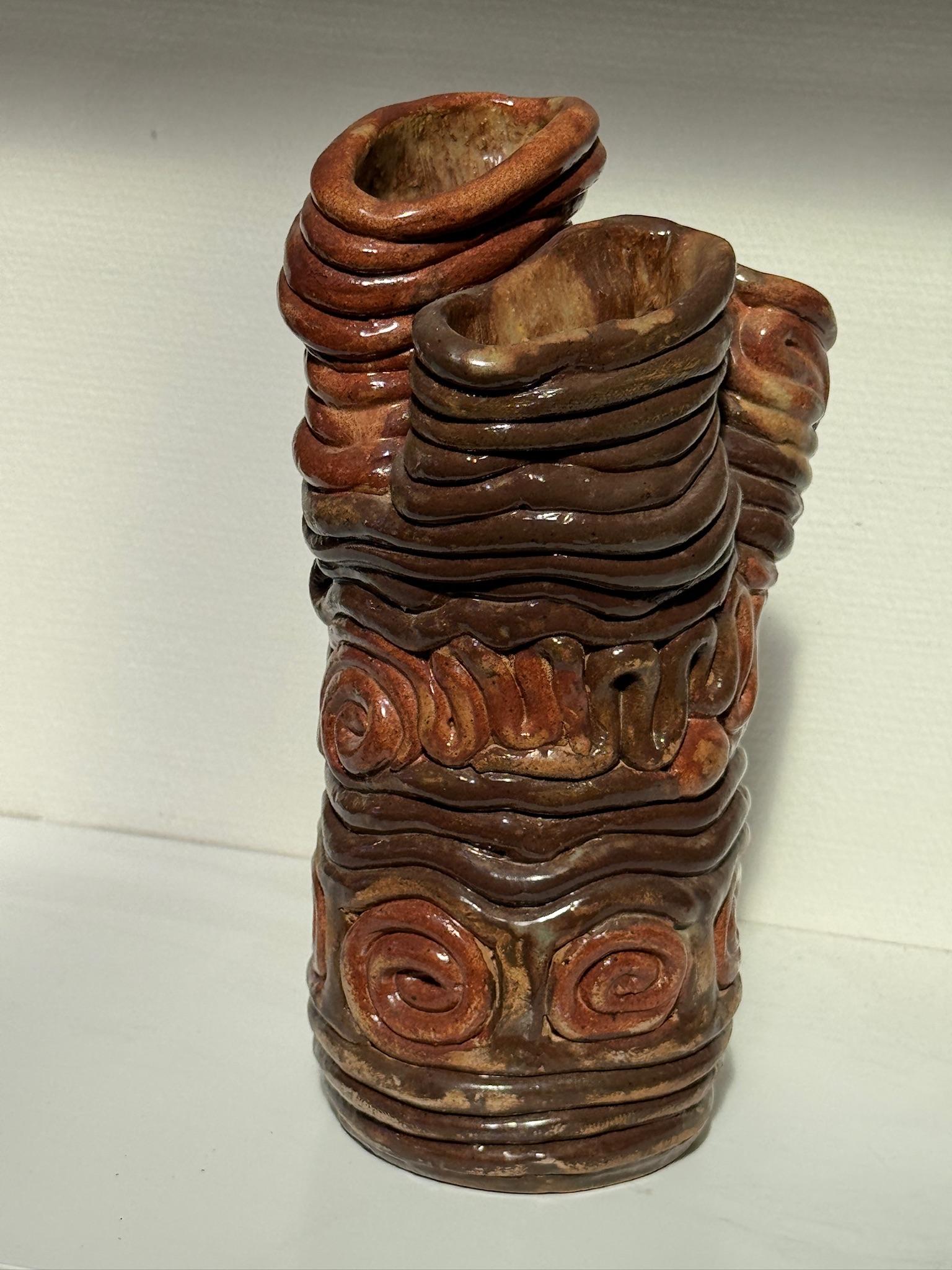 Céramique Vase sculptural unique en argile tourbillonnant, fabriqué à la main avec quatre ouvertures en vente