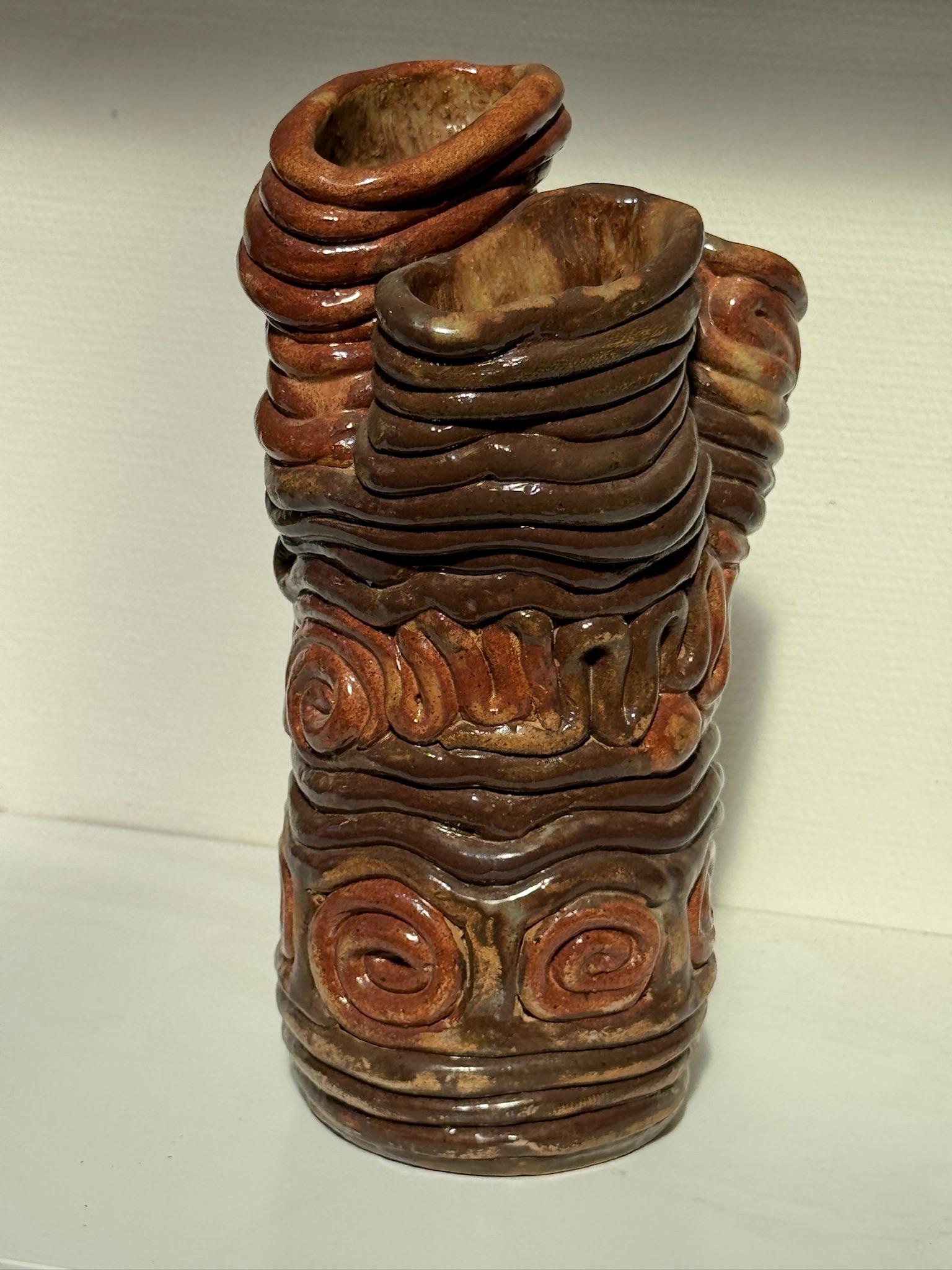 Vase sculptural unique en argile tourbillonnant, fabriqué à la main avec quatre ouvertures en vente 1
