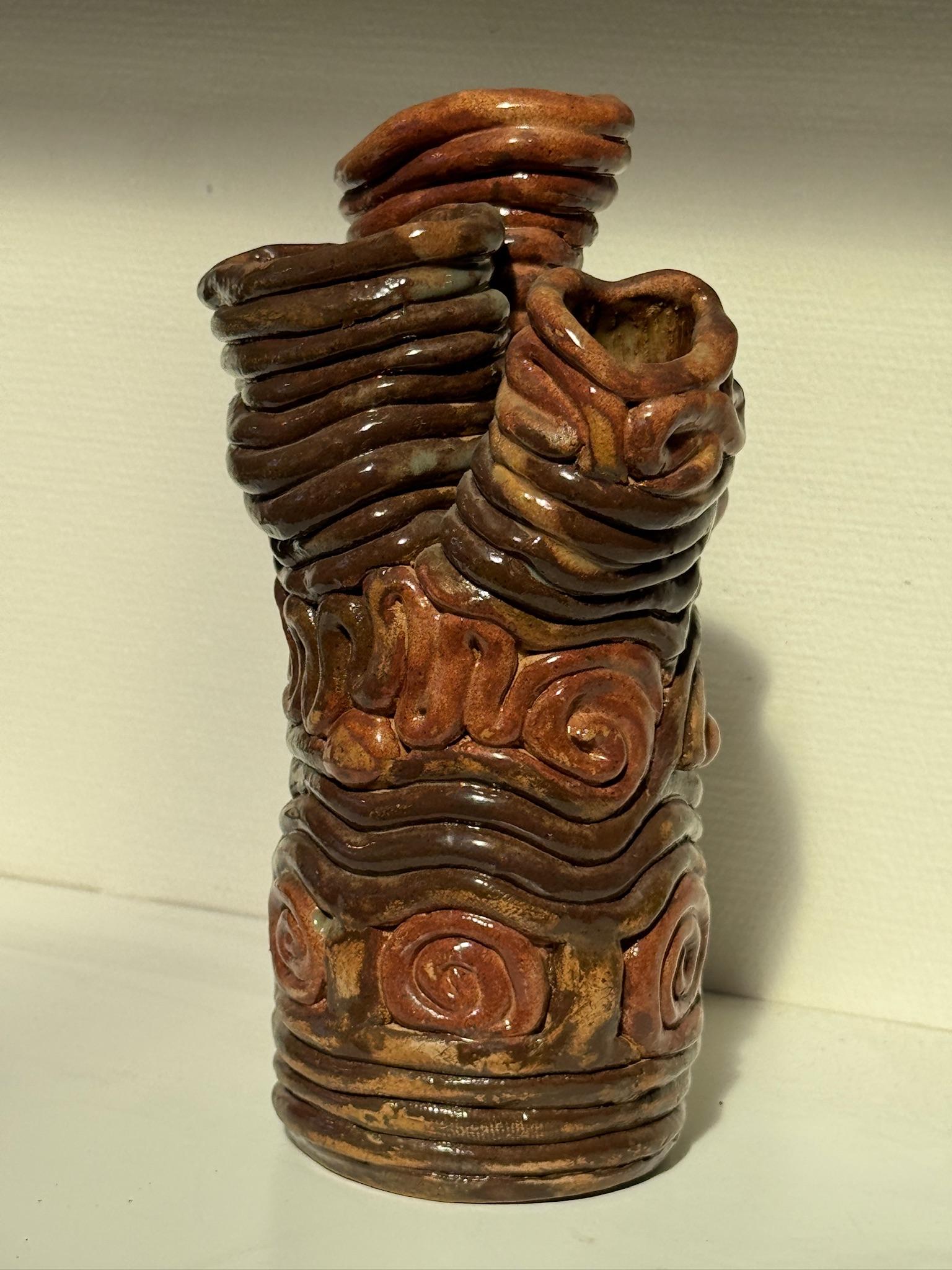 Vase sculptural unique en argile tourbillonnant, fabriqué à la main avec quatre ouvertures en vente 2