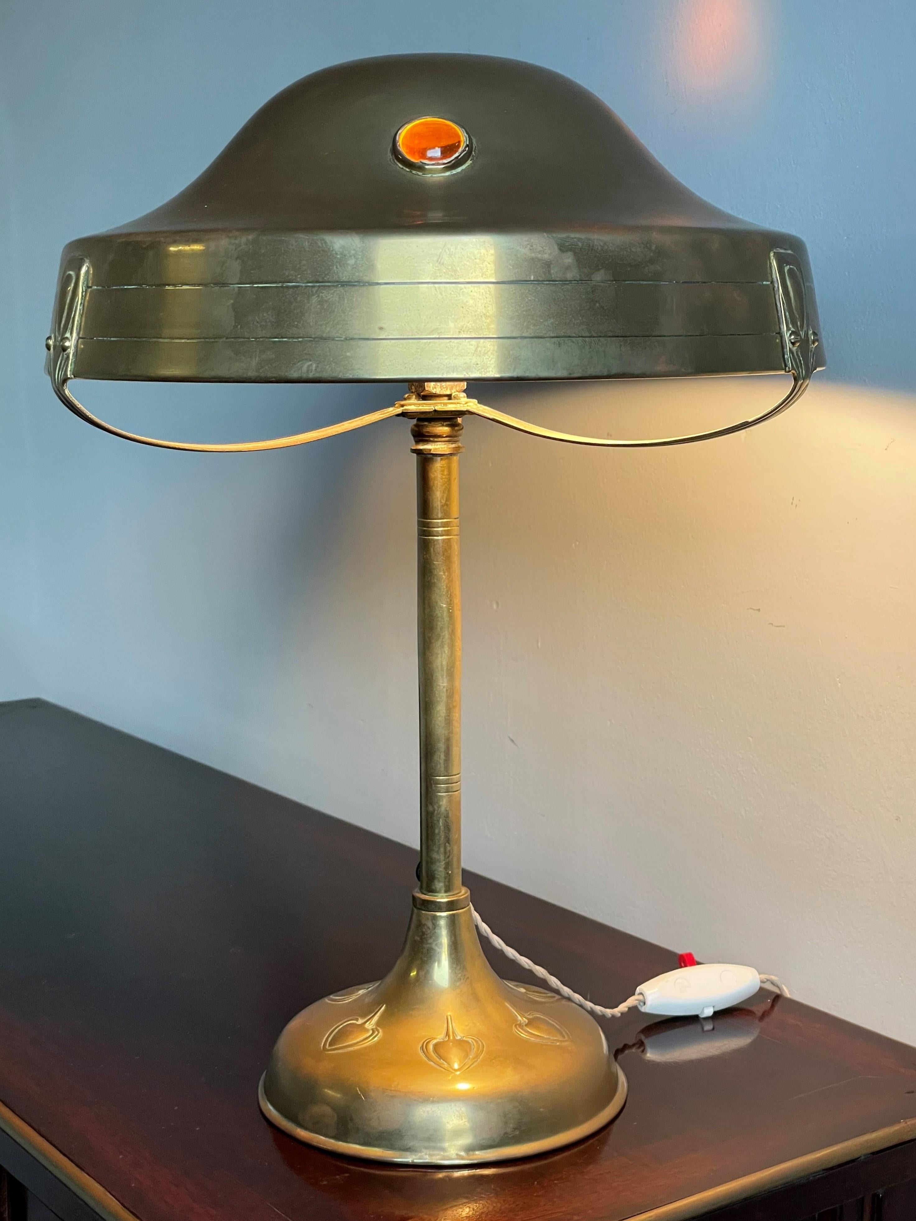 Lampe de table et de bureau unique en son genre, fabriquée à la main au début des années 1900 dans le style Arts and Crafts, avec un arbre stylisé en vente 3