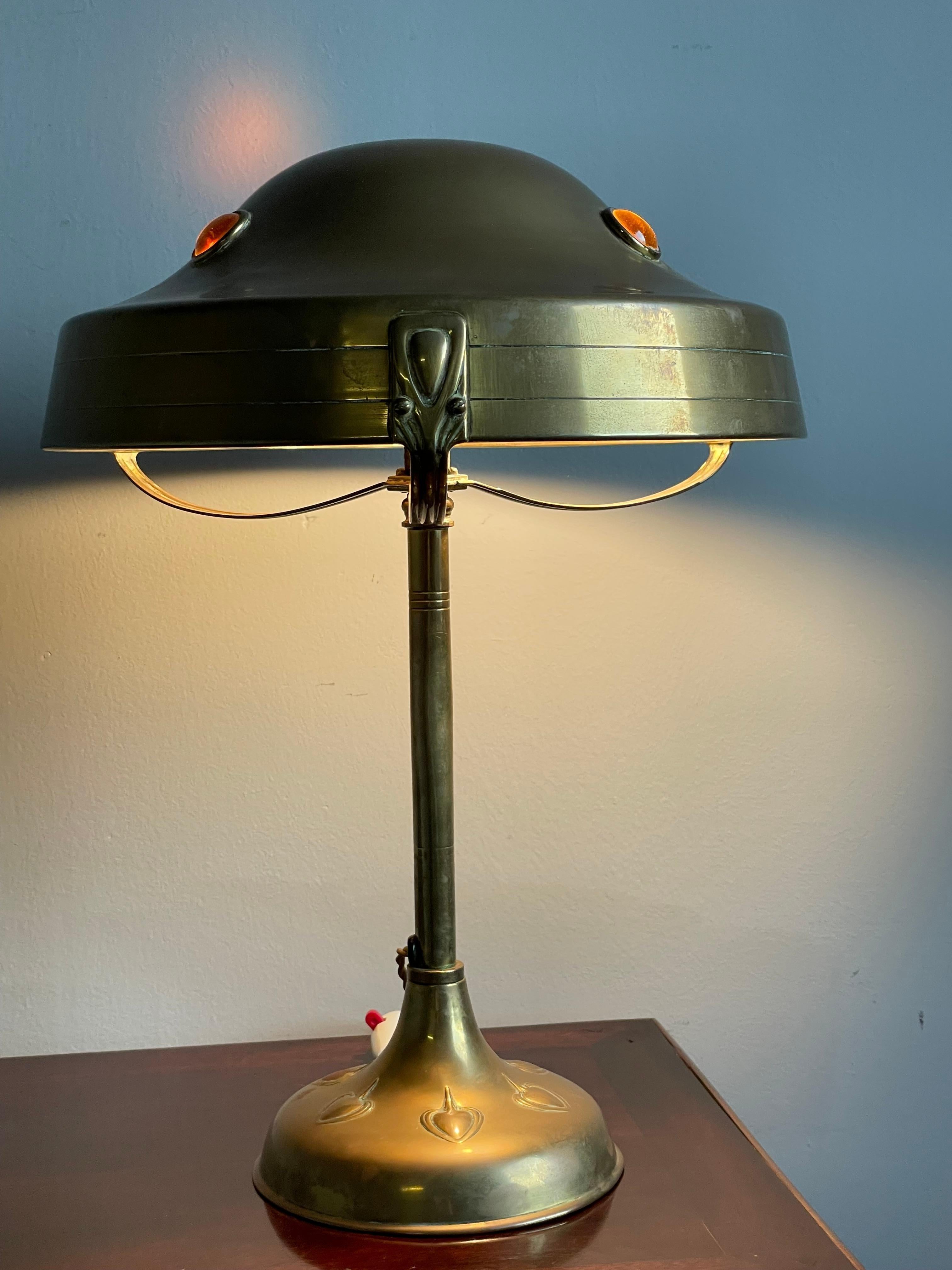 Lampe de table et de bureau unique en son genre, fabriquée à la main au début des années 1900 dans le style Arts and Crafts, avec un arbre stylisé en vente 5