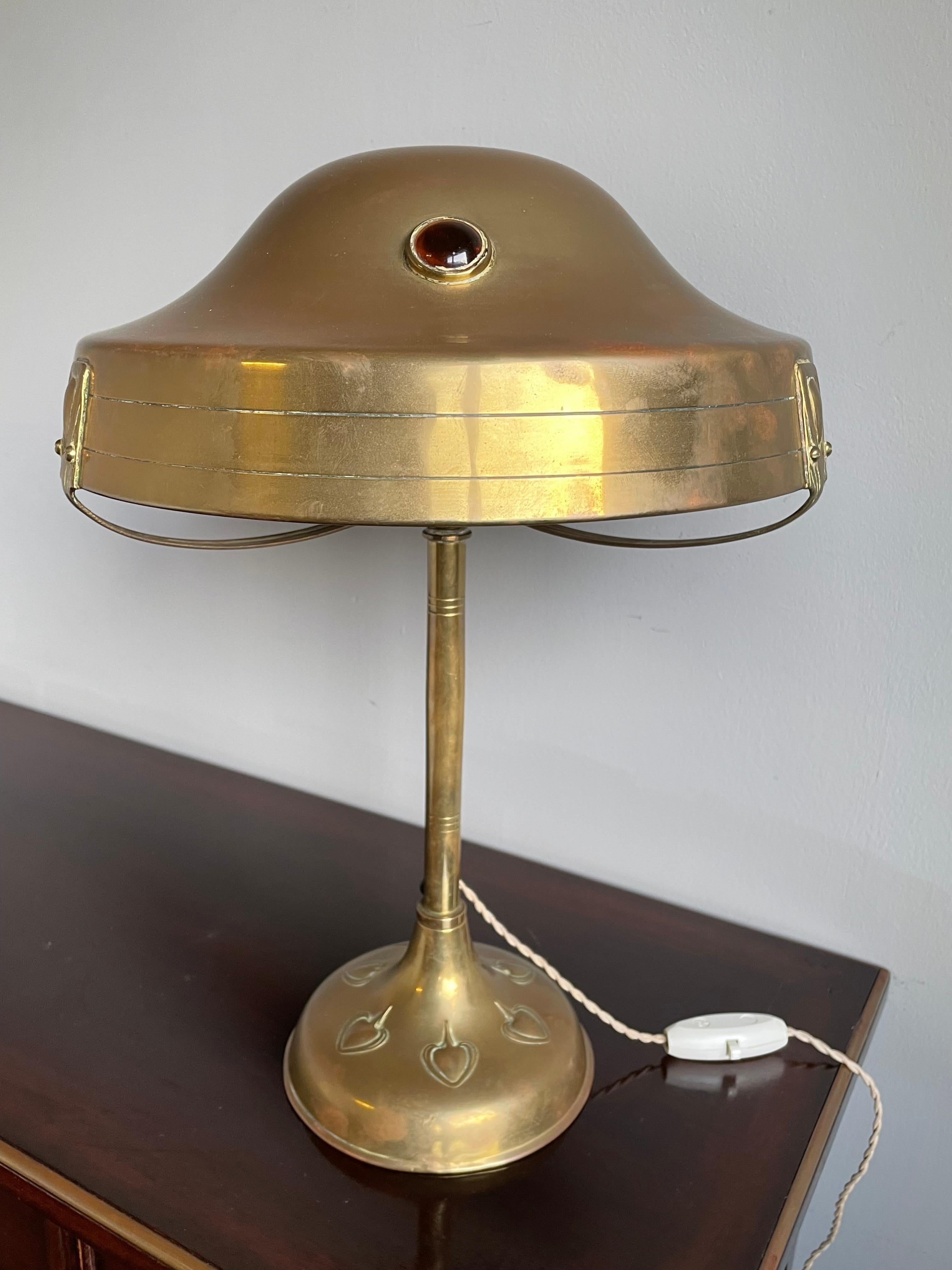 Lampe de table et de bureau unique en son genre, fabriquée à la main au début des années 1900 dans le style Arts and Crafts, avec un arbre stylisé en vente 10
