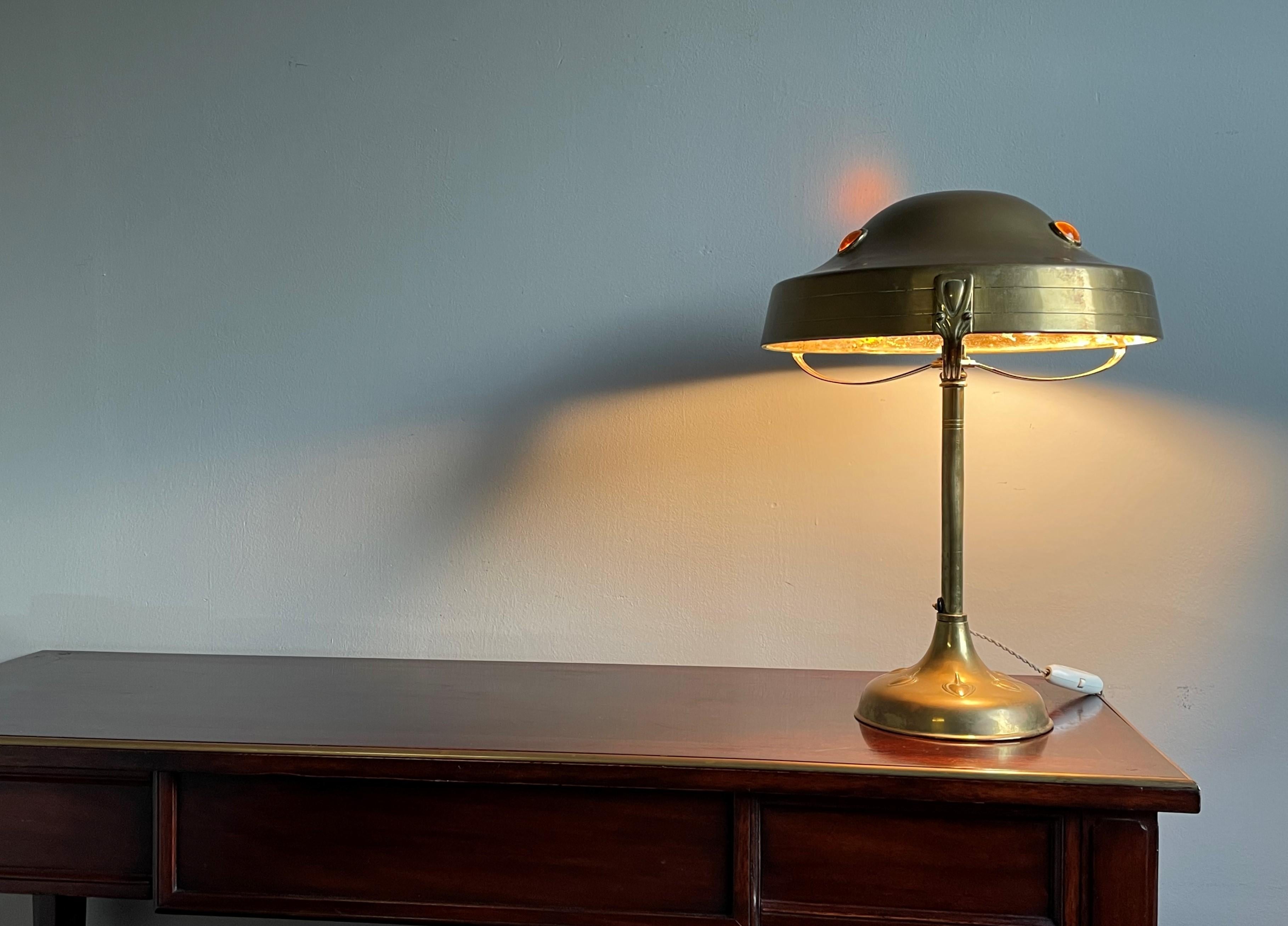 20ième siècle Lampe de table et de bureau unique en son genre, fabriquée à la main au début des années 1900 dans le style Arts and Crafts, avec un arbre stylisé en vente