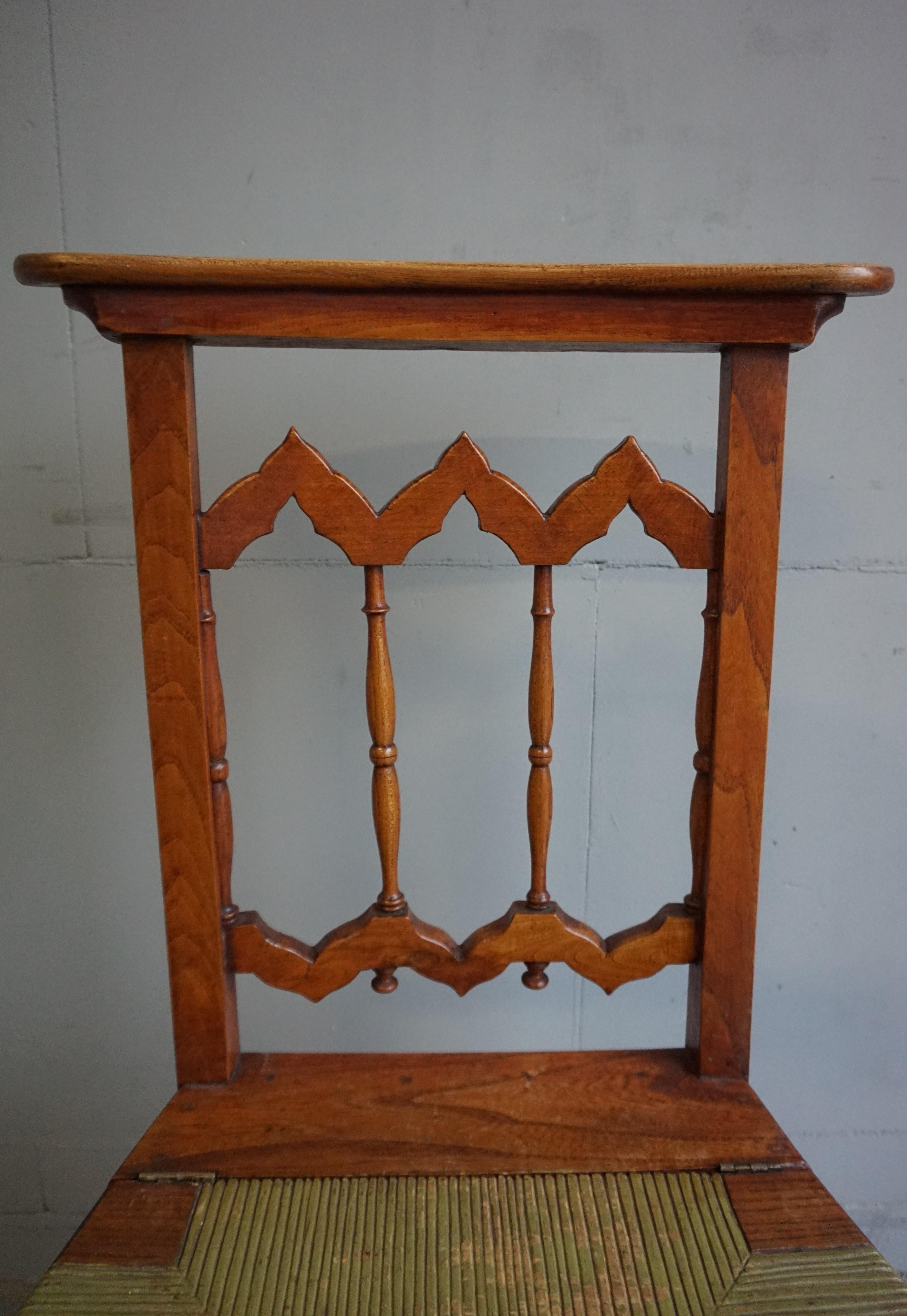 Chaise de lecture unique en bois d'orme de style néo-gothique, fabriquée à la main, digne d'une bibliothèque de monastère 3