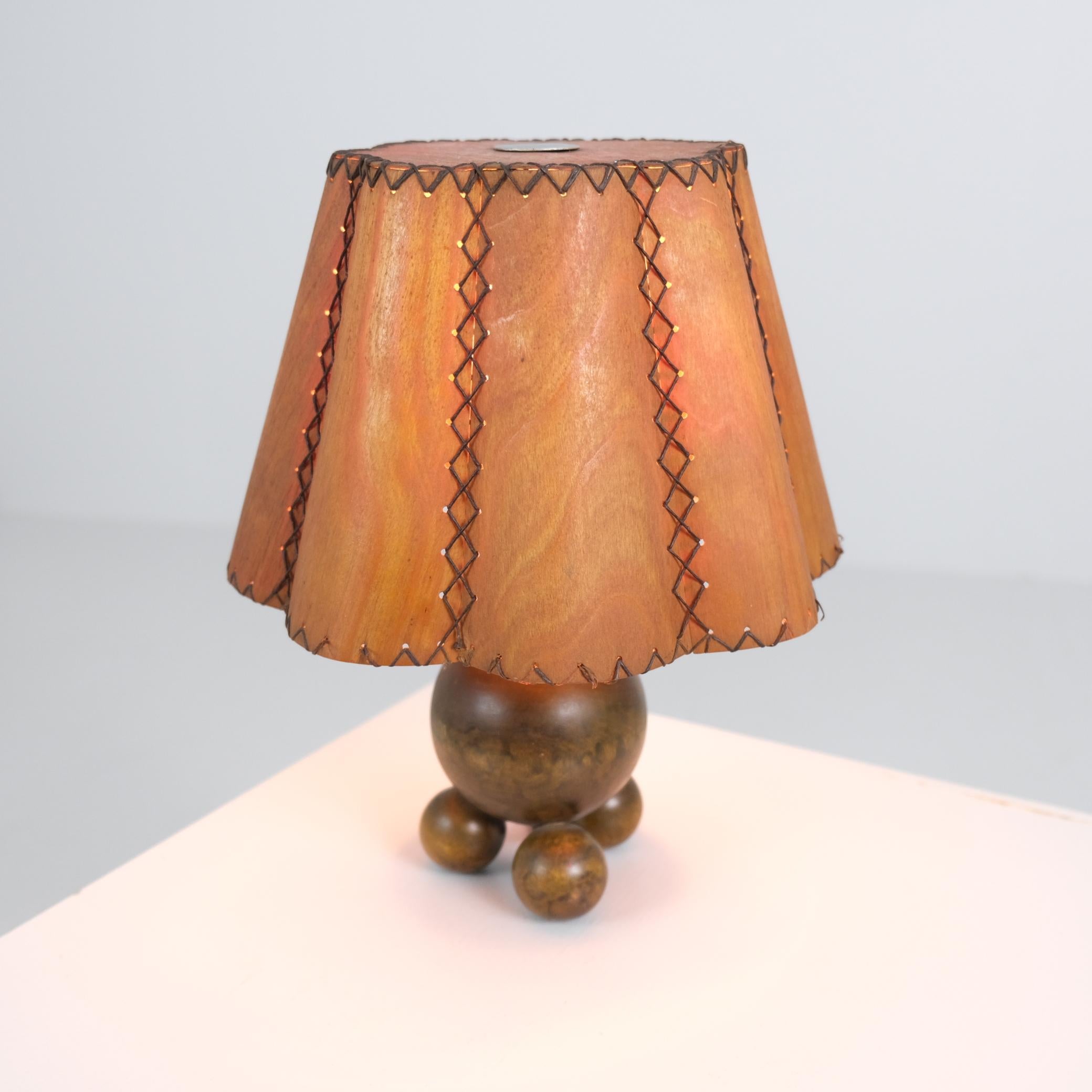 Lampe unique en bois organique et abat-jour faits à la main, Finlande, années 1940 en vente 3