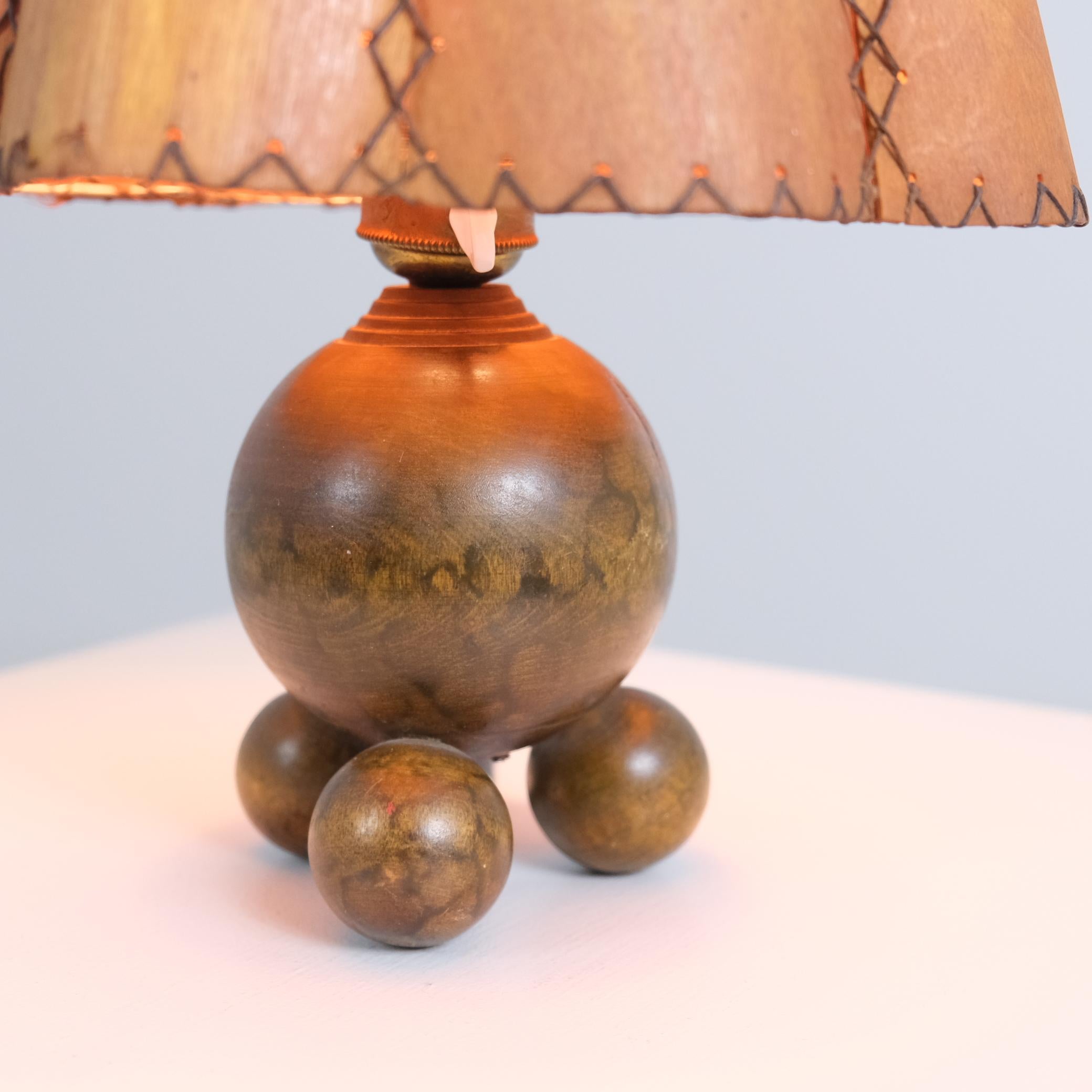 Lampe unique en bois organique et abat-jour faits à la main, Finlande, années 1940 en vente 4