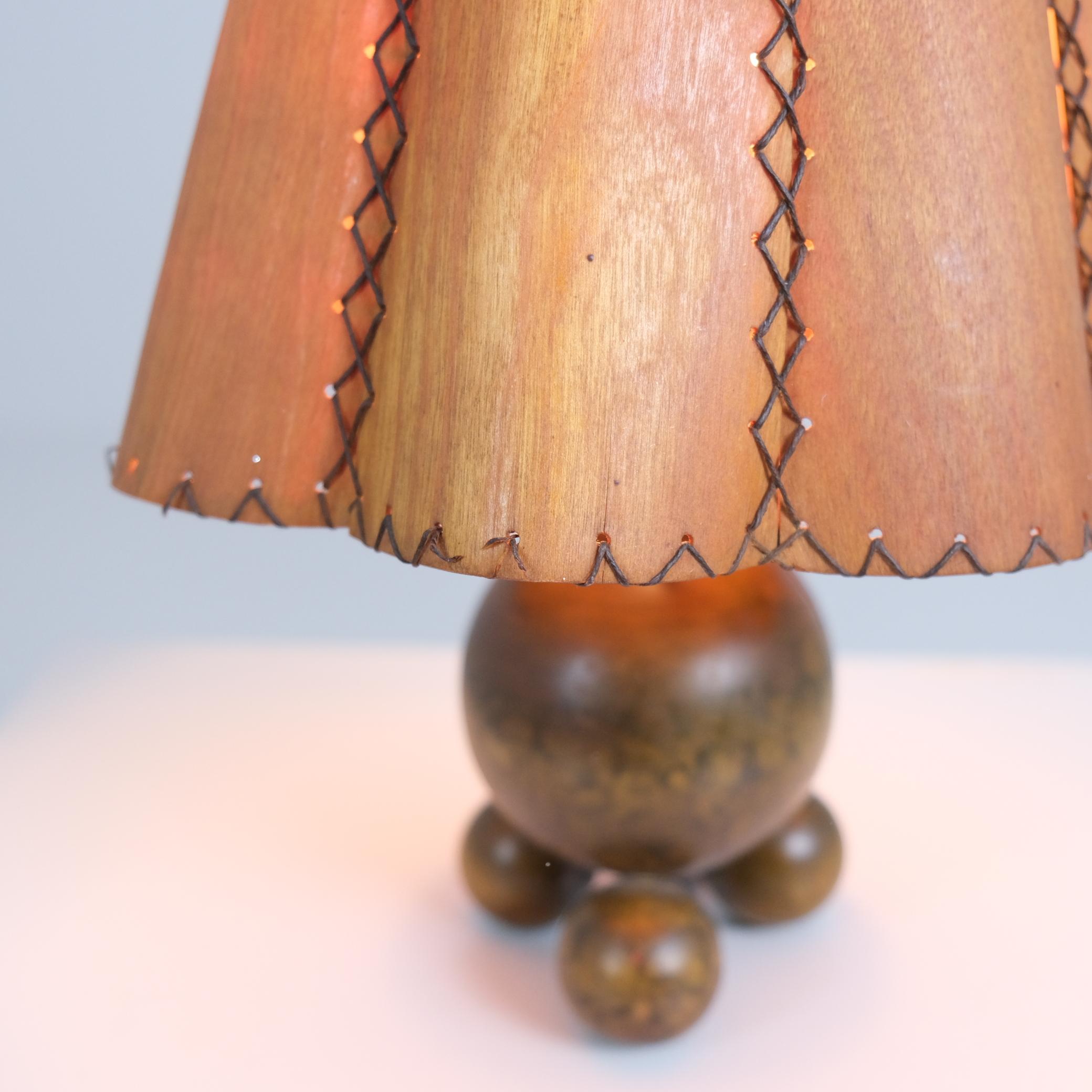 Lampe unique en bois organique et abat-jour faits à la main, Finlande, années 1940 en vente 6