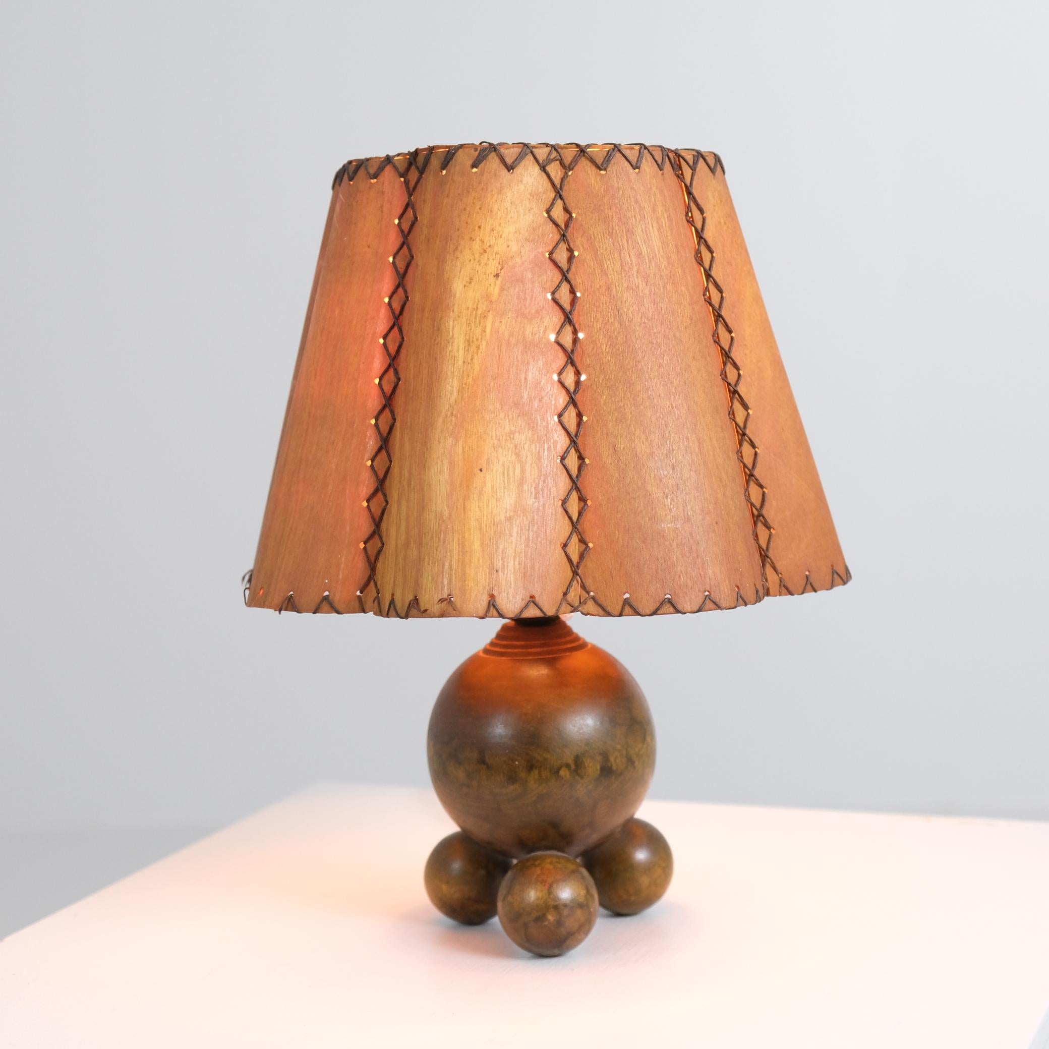 Artisanat Lampe unique en bois organique et abat-jour faits à la main, Finlande, années 1940 en vente