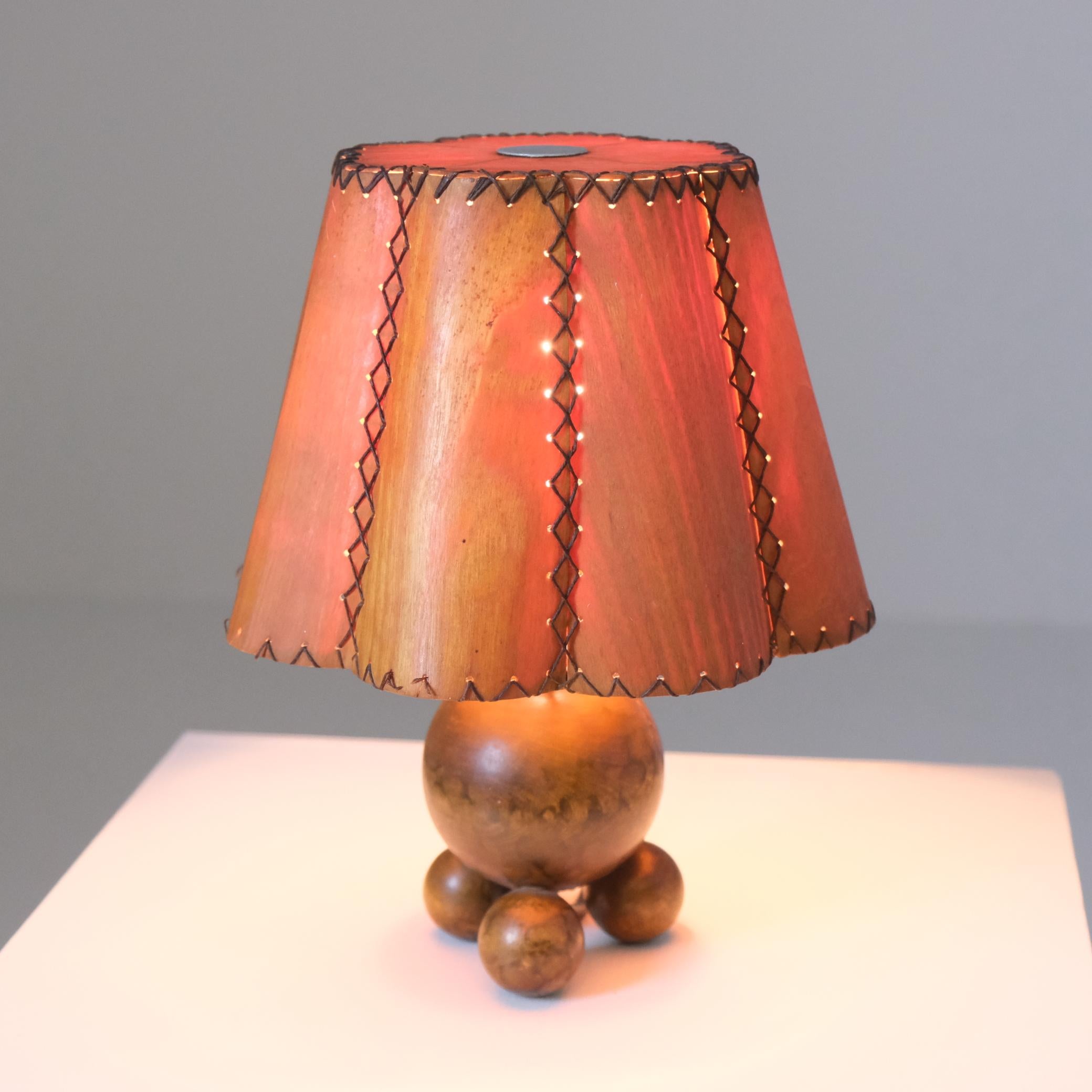 Finlandais Lampe unique en bois organique et abat-jour faits à la main, Finlande, années 1940 en vente