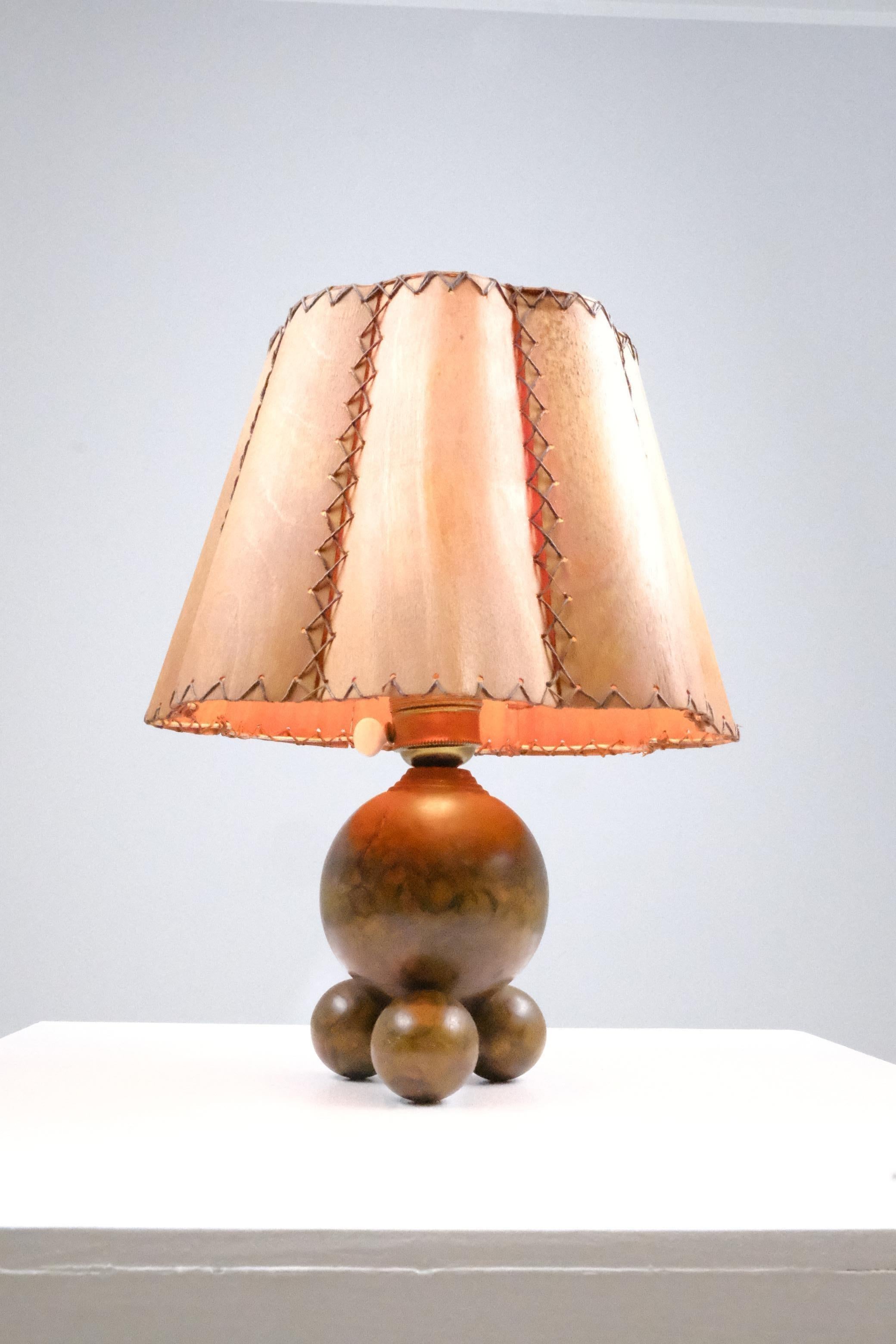 Lampe unique en bois organique et abat-jour faits à la main, Finlande, années 1940 Bon état - En vente à Helsinki, FI