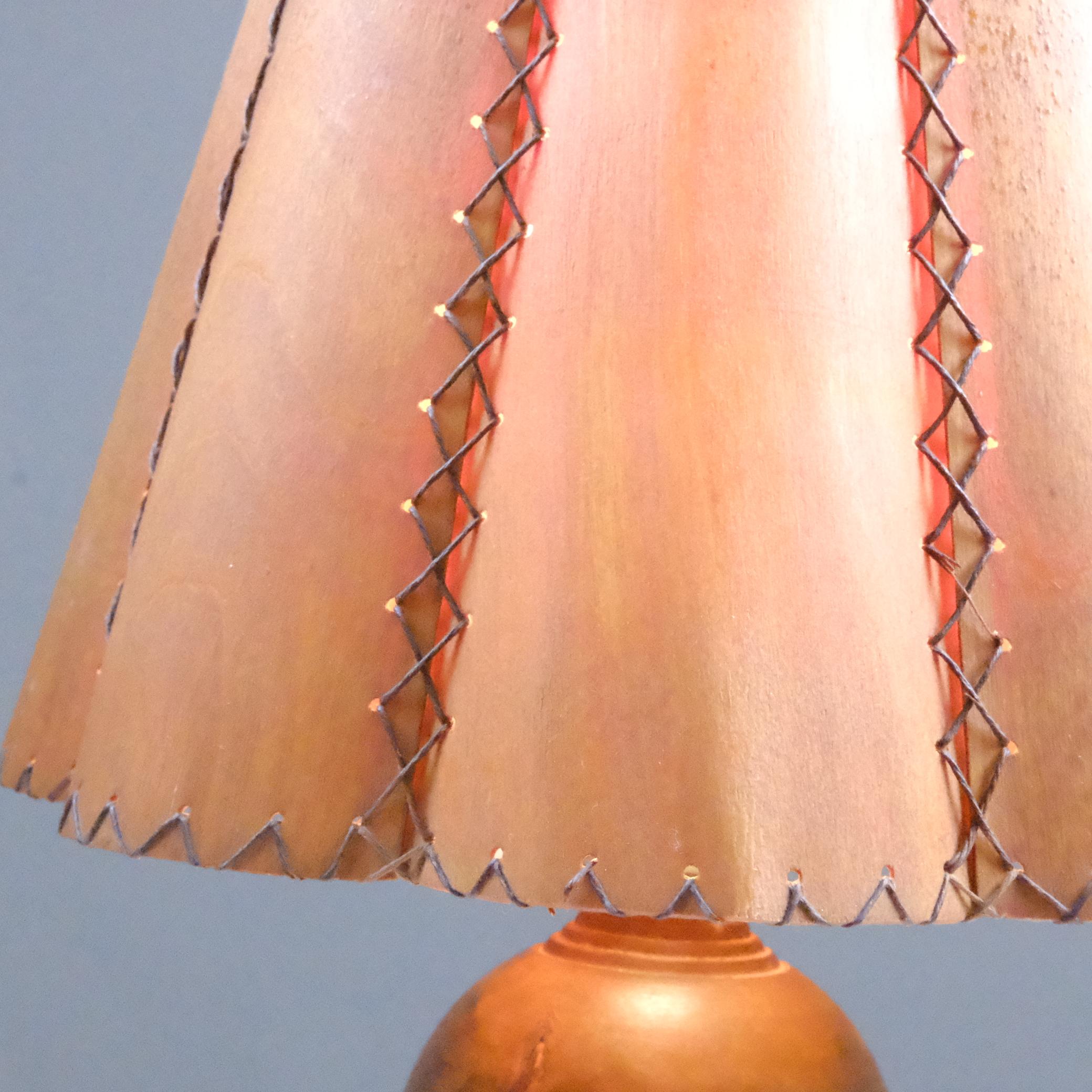 Milieu du XXe siècle Lampe unique en bois organique et abat-jour faits à la main, Finlande, années 1940 en vente