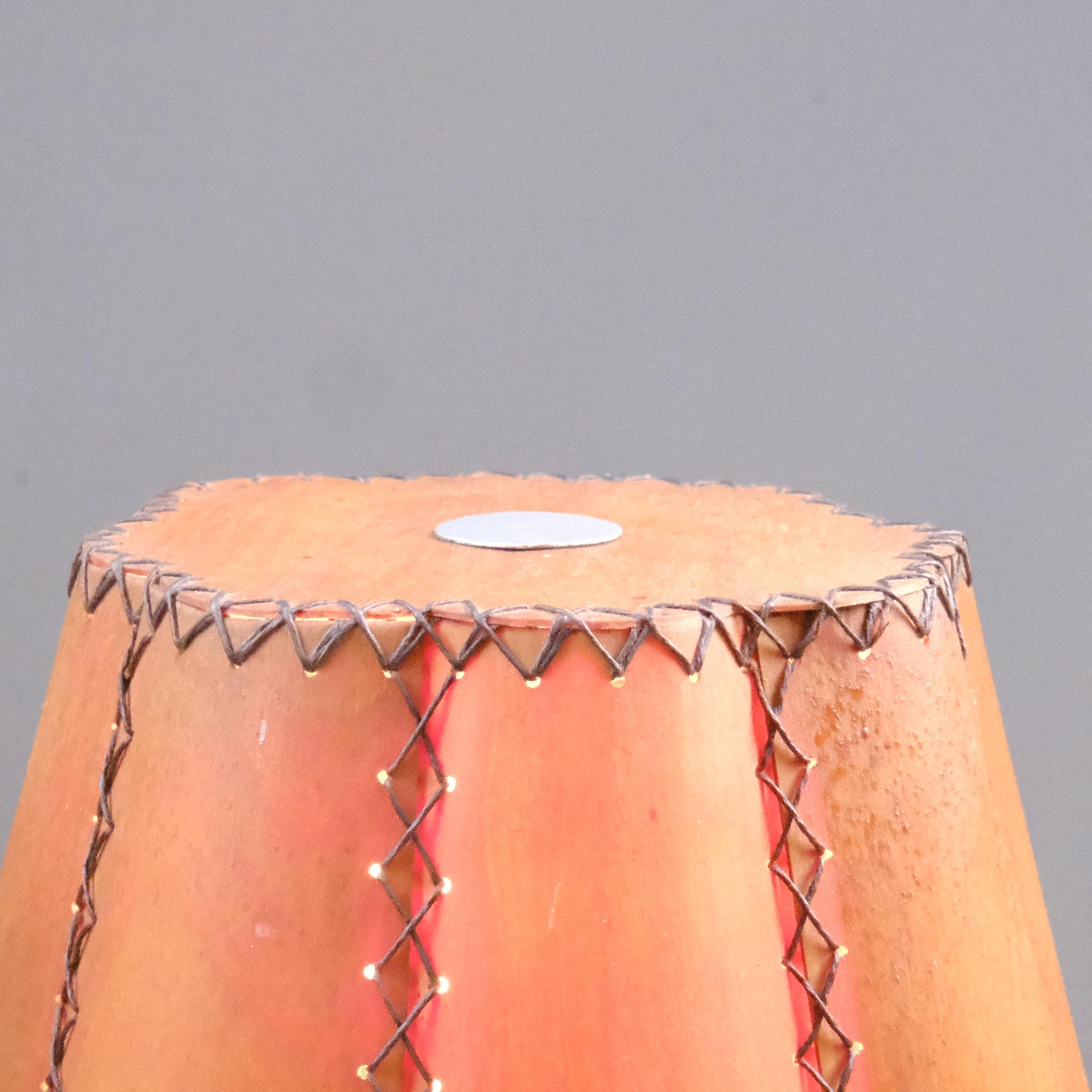 Bois Lampe unique en bois organique et abat-jour faits à la main, Finlande, années 1940 en vente