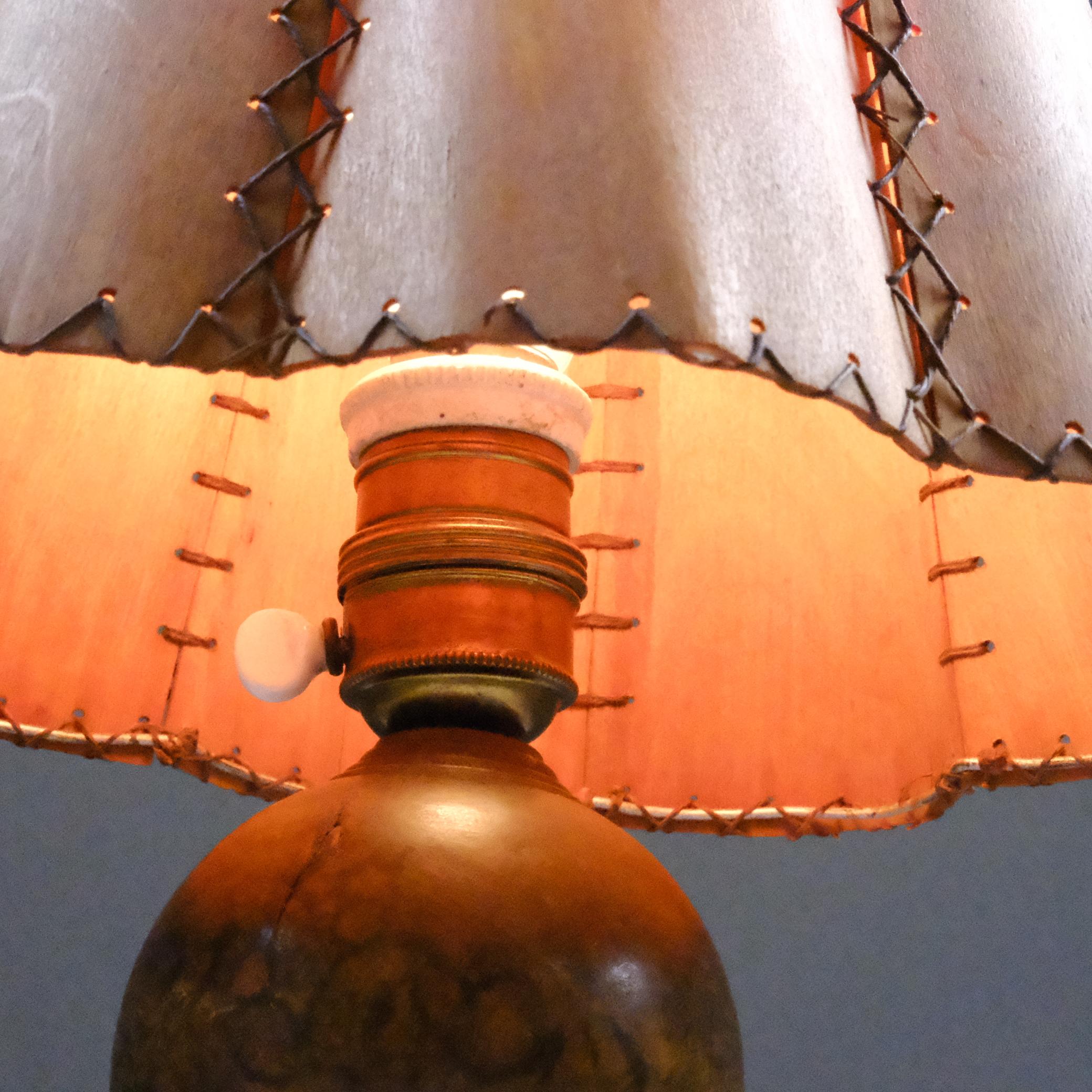 Lampe unique en bois organique et abat-jour faits à la main, Finlande, années 1940 en vente 1