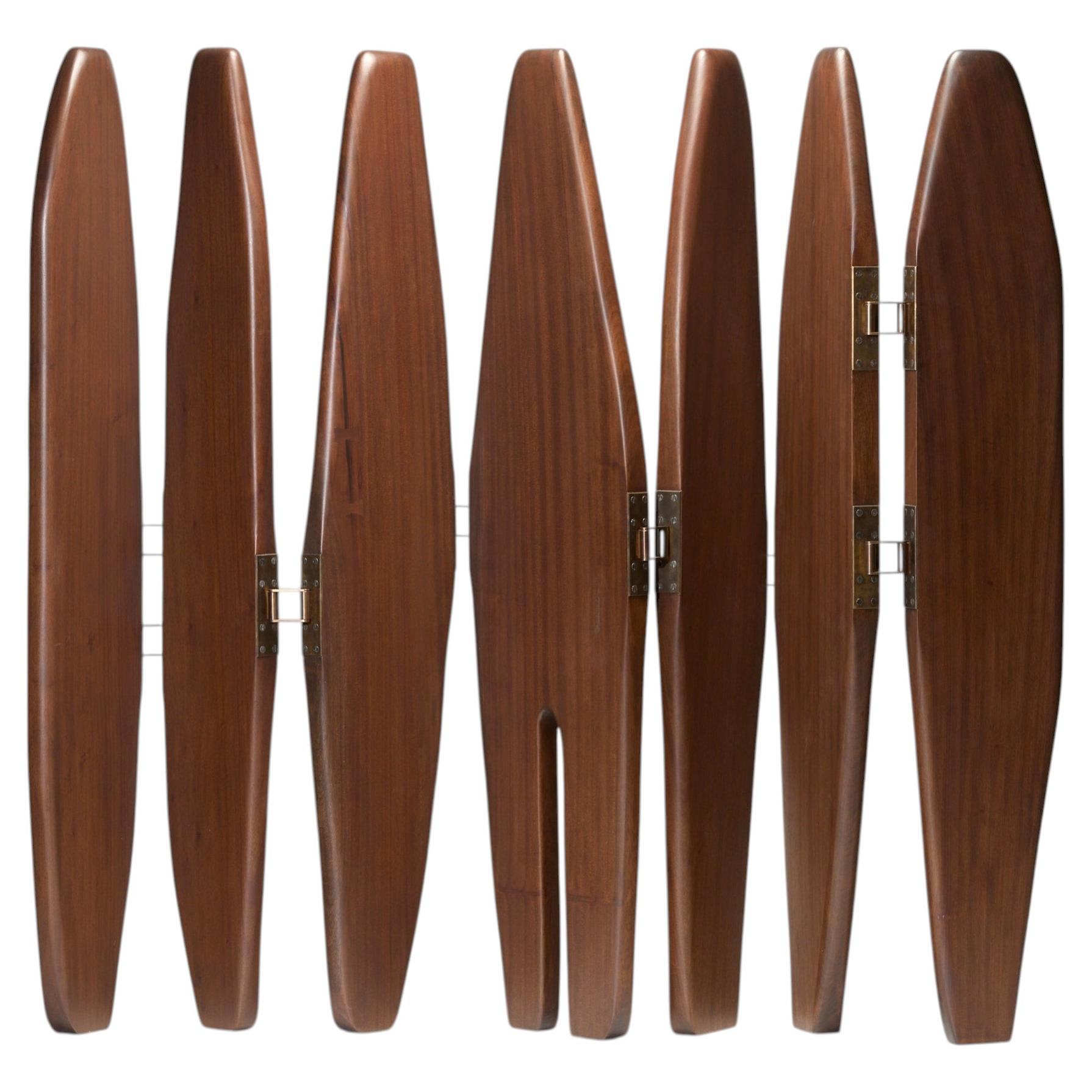 Pantalla única y artesanal «PANAMA III», de bronce y madera de nogal, de Reda Amalou Design