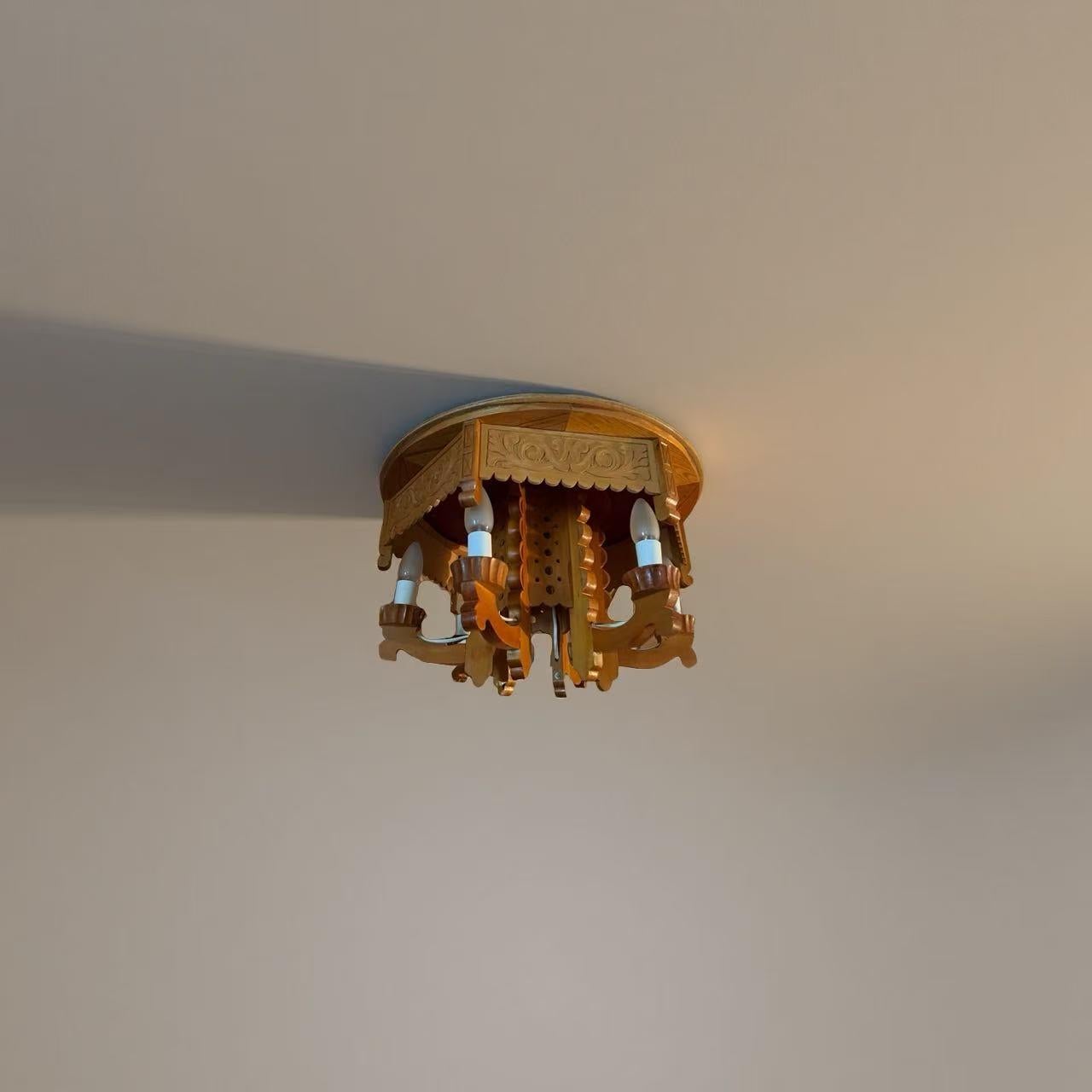 Lámpara colgante única de madera hecha a mano - Pino, arte popular escandinavo (1979) en venta 3