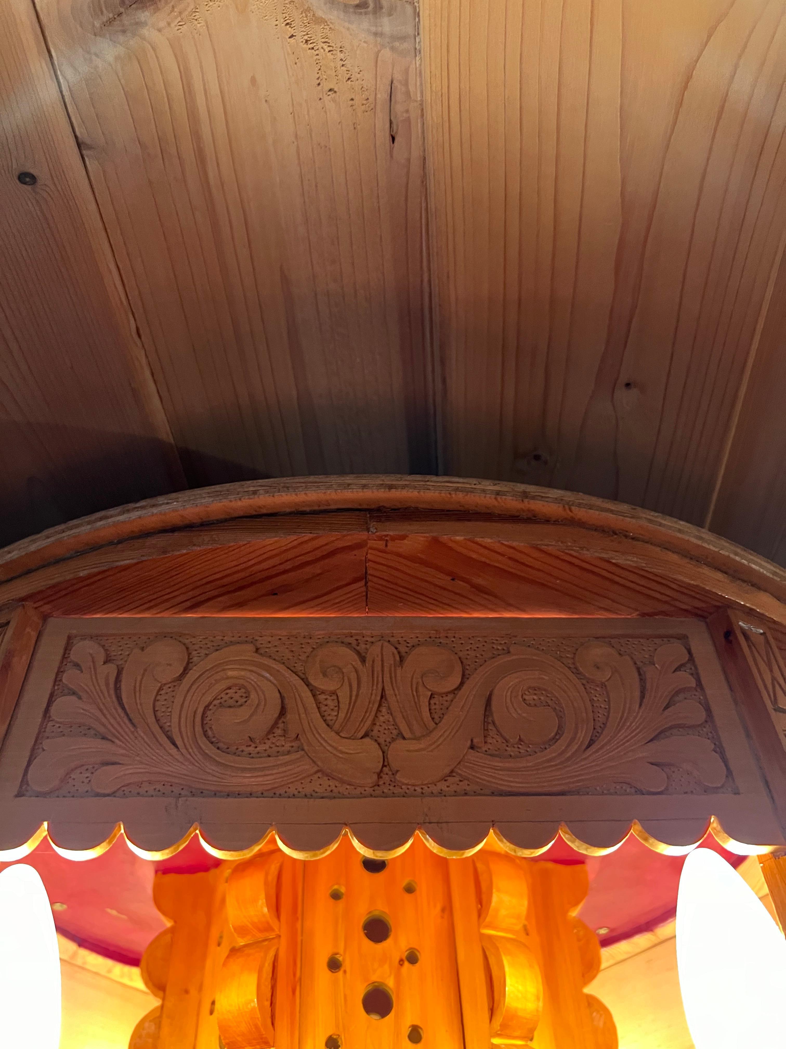 Lámpara colgante única de madera hecha a mano - Pino, arte popular escandinavo (1979) Madera en venta