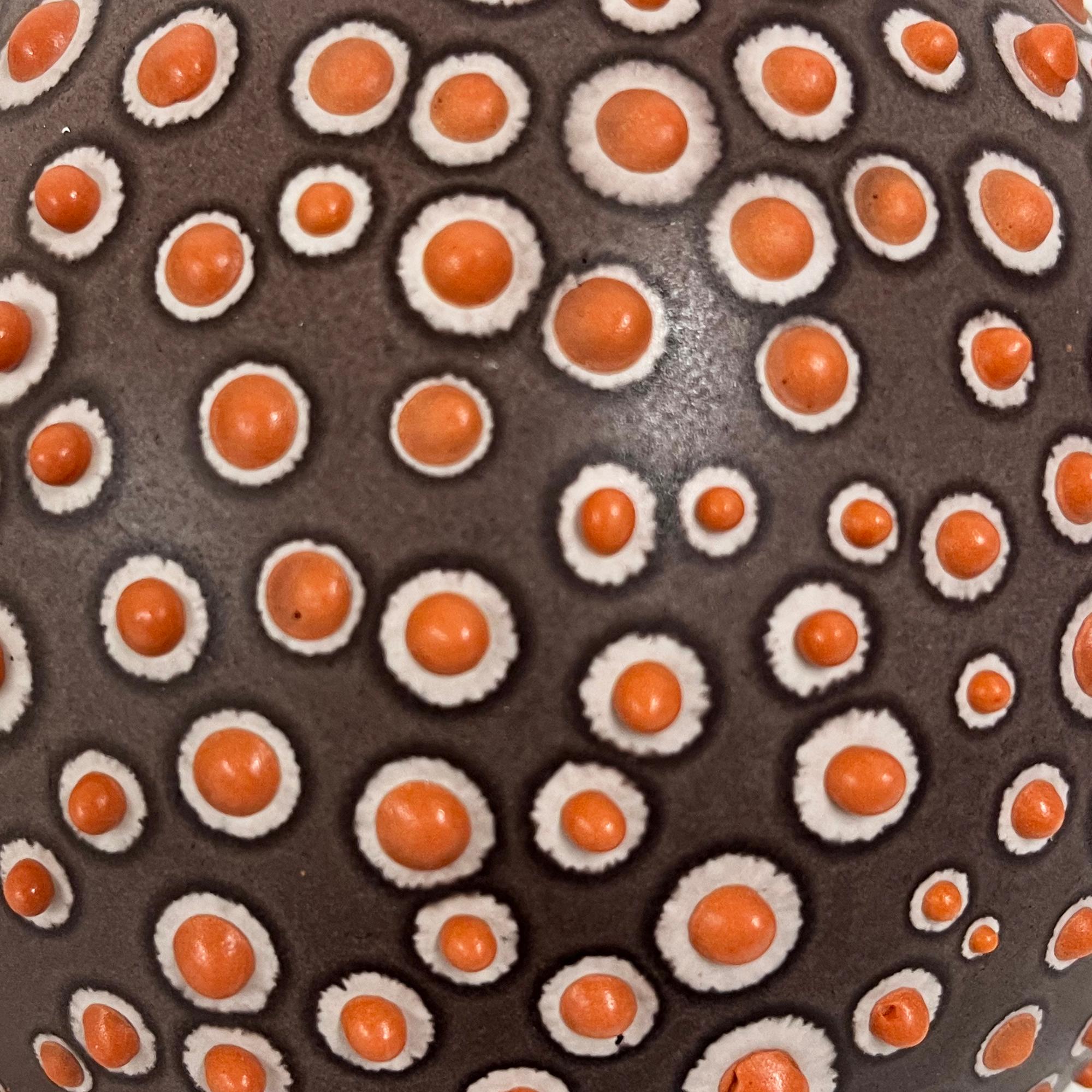 Questo insolito e sorprendente vaso di gemme è realizzato a mano dall'artista Elyse Graham nel suo studio di Los Angeles. Questa collezione di vasi è ispirata al nostro incredibile e diversificato microbioma. L'artista è nota per la sua