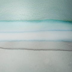 Vase rond unique fait à la main au 21e siècle en verre vert et gris sauge teinté par immersion