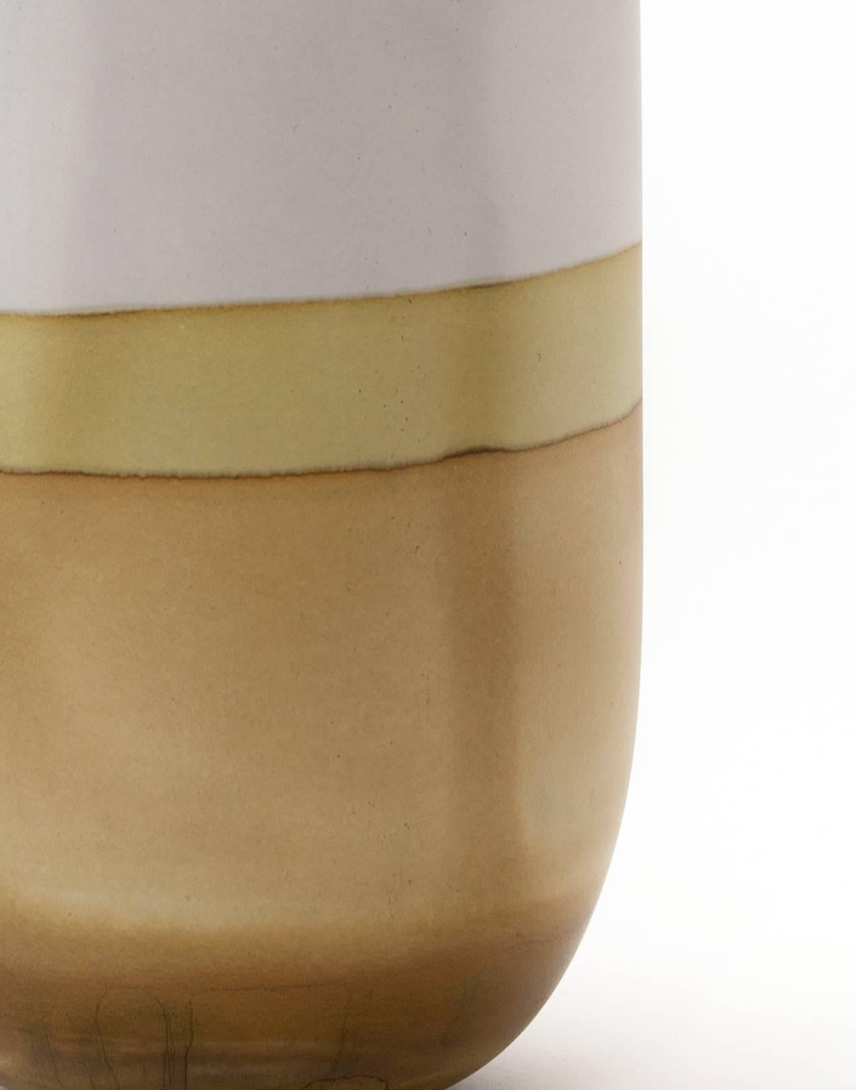 Calco Vaso alto oblungo tinto a mano unico del 21° secolo in grigio e verde oliva in vendita